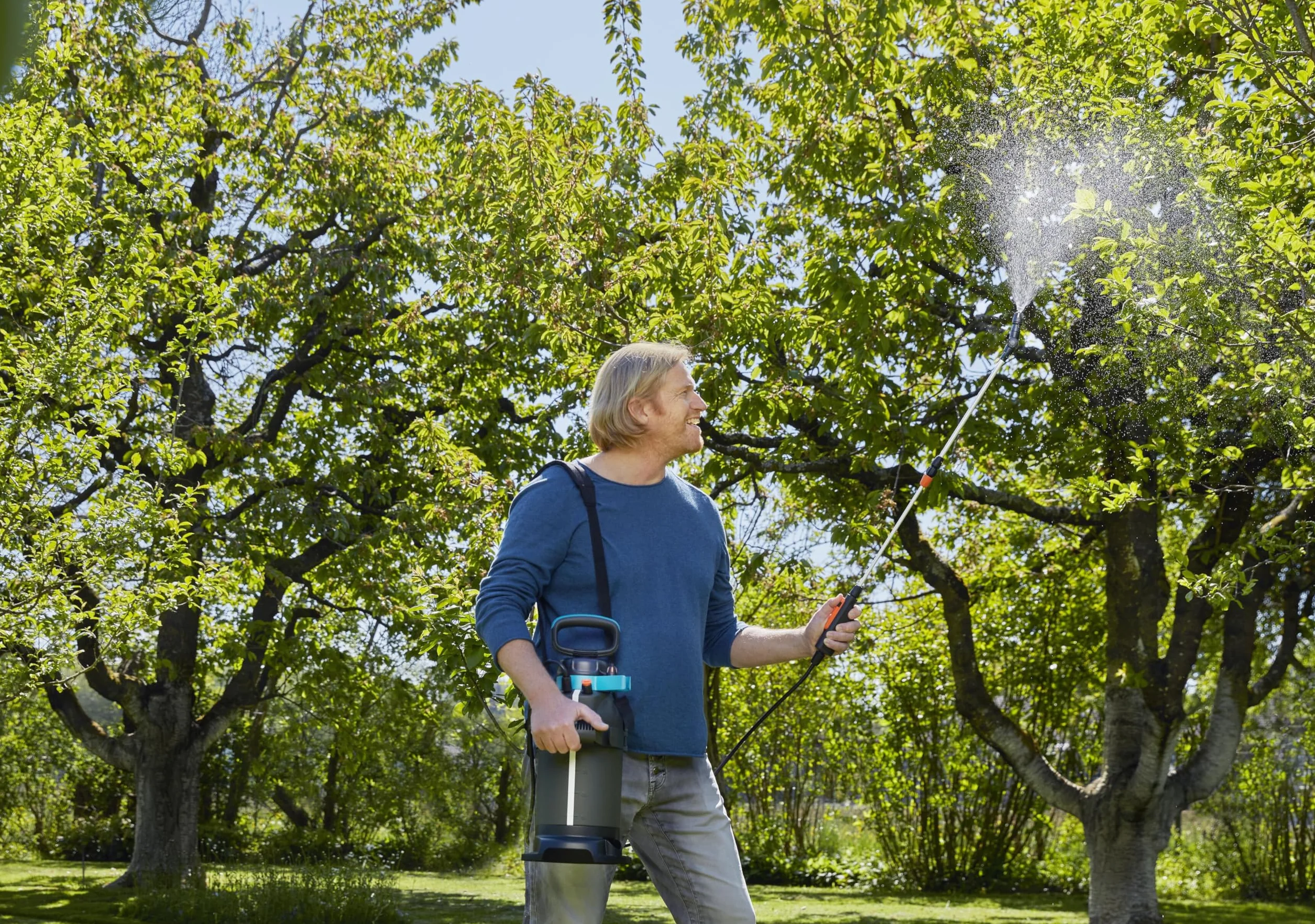 Gardena opryskiwacz ciśnieniowy 5 l EasyPump: Akum. opryskiwacz ciśnieniowy ze stopniem, lancą teleskopową z funkcją blokady, paskiem do noszenia i ochroną dyszy (11136-20)
