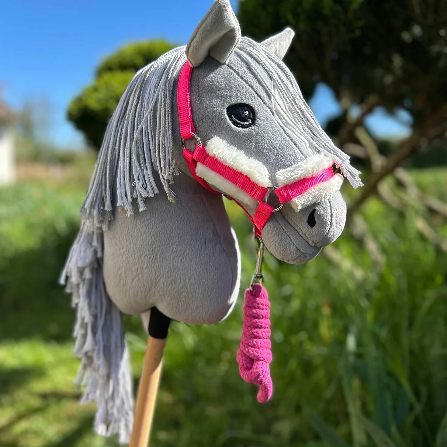 Hobby Horse różowy kantar z linką i czapką przeciw owadom, zestaw akcesoriów do aktywności koni hobby.