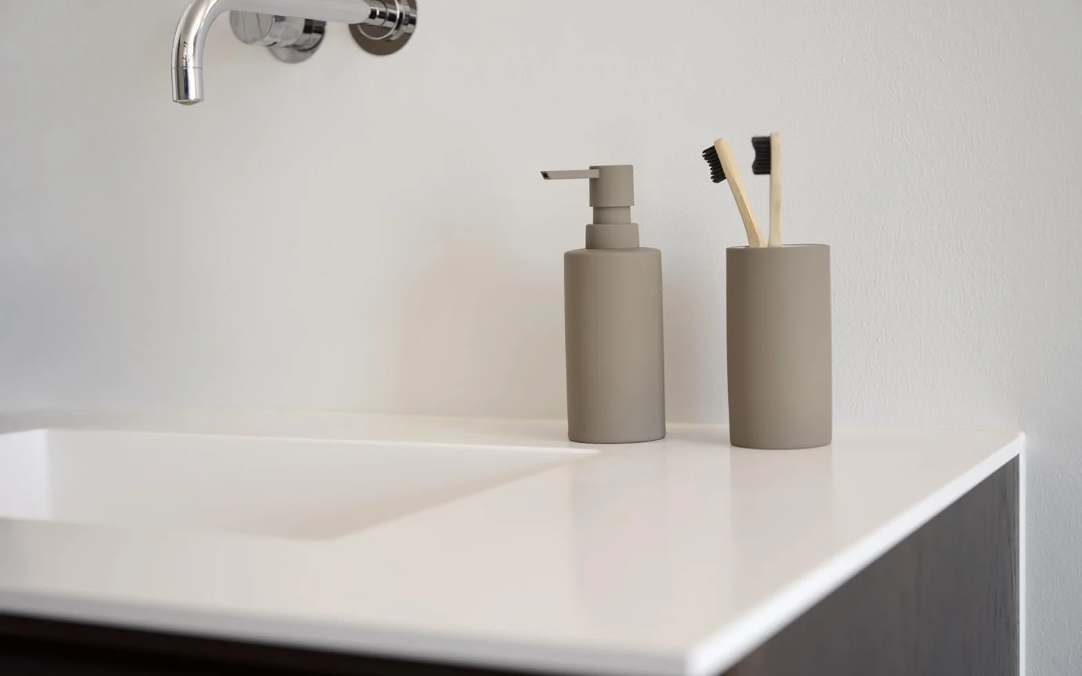 Zone Denmark Solo Kubek na szczoteczki do zębów Dia 6 x 12,2 cm Taupe