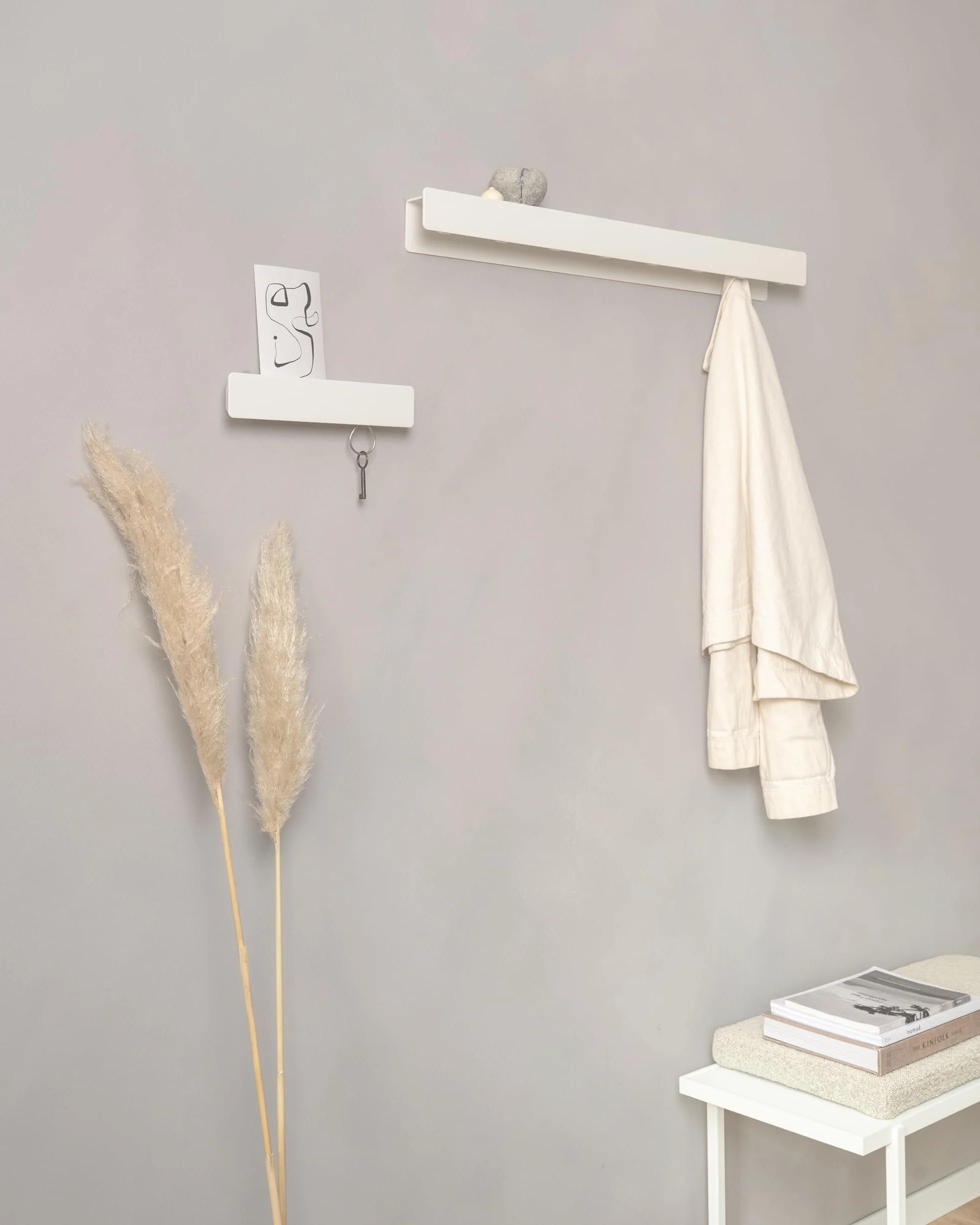 Kazai. Tablica na klucze 'Kian' | Minimalistyczny design haka z Berlina | Nowoczesny metalowy uchwyt z półką | Regał jako mebel do przedpokoju na ścianę | Biały