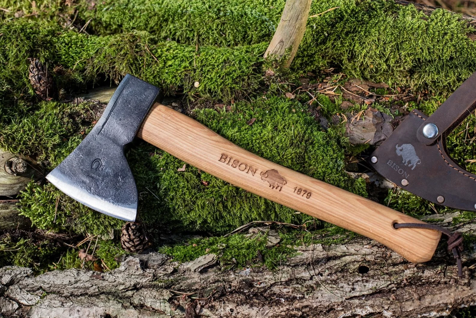 Bison Topór myśliwski 1879 500g I uniwersalny o długości 330 mm do leśnych, kempingowych i outdoorowych I ręcznie kuty I potrójny klin bezpieczny z ochroną na przecięcie skóry naturalnej