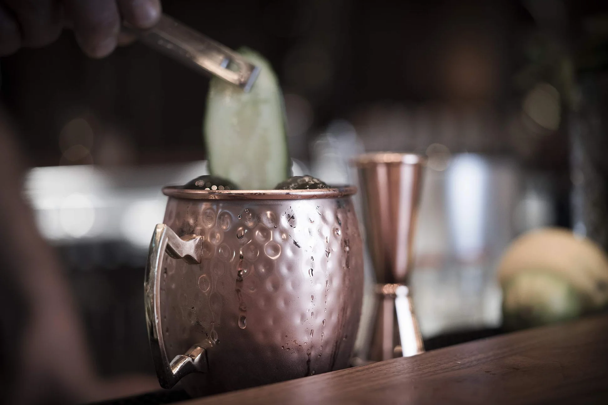 Buddy's Bar - kubek Moscow Mule, 500 ml, wysokiej jakości kubek ze stali nierdzewnej, bezpieczny dla żywności, efekt młotkowania, kubek koktajlowy w zestawie z pudełkiem upominkowym, młotkowany, polerowana miedź, zestaw 4 szt.