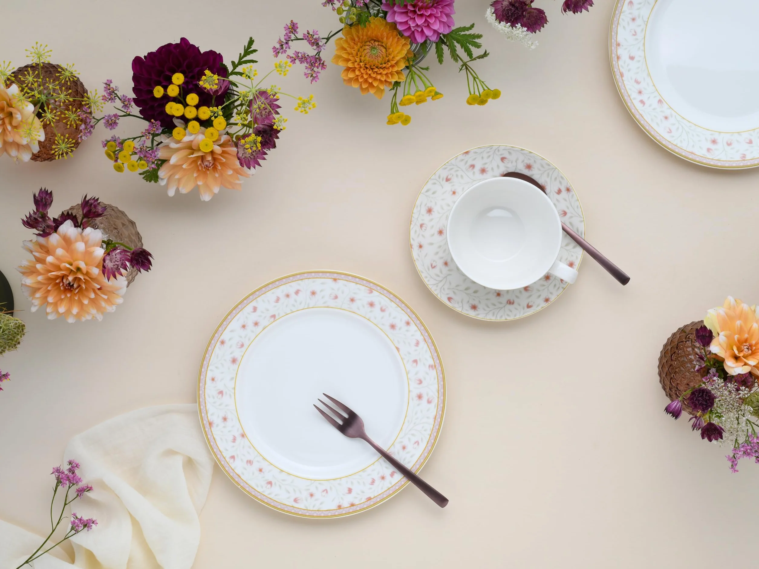 CreaTable, 17527, seria Emilia (New Bone China), 18-częściowy zestaw naczyń, porcelanowy serwis do kawy, nadaje się do mycia w zmywarce i używania w kuchence mikrofalowej, wysokiej jakości produkcja