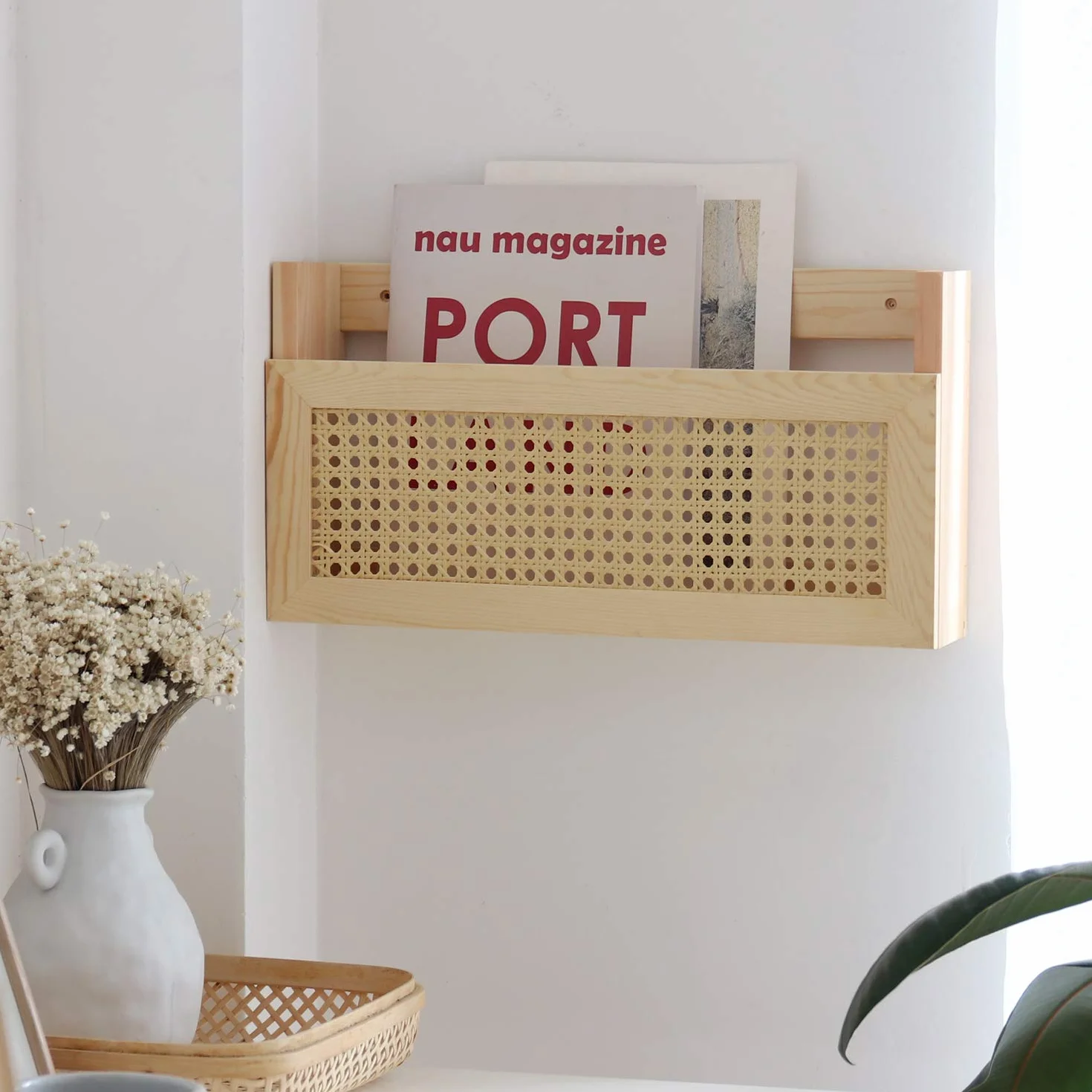 FIRADE Drewniany stojak ścienny na czasopisma z kratką rattanową PE, wymiary 44 x 10 x 24 cm, uchwyt na dokumenty do przedpokoju, salonu, poczekalni, pokoju dziecięcego, biura