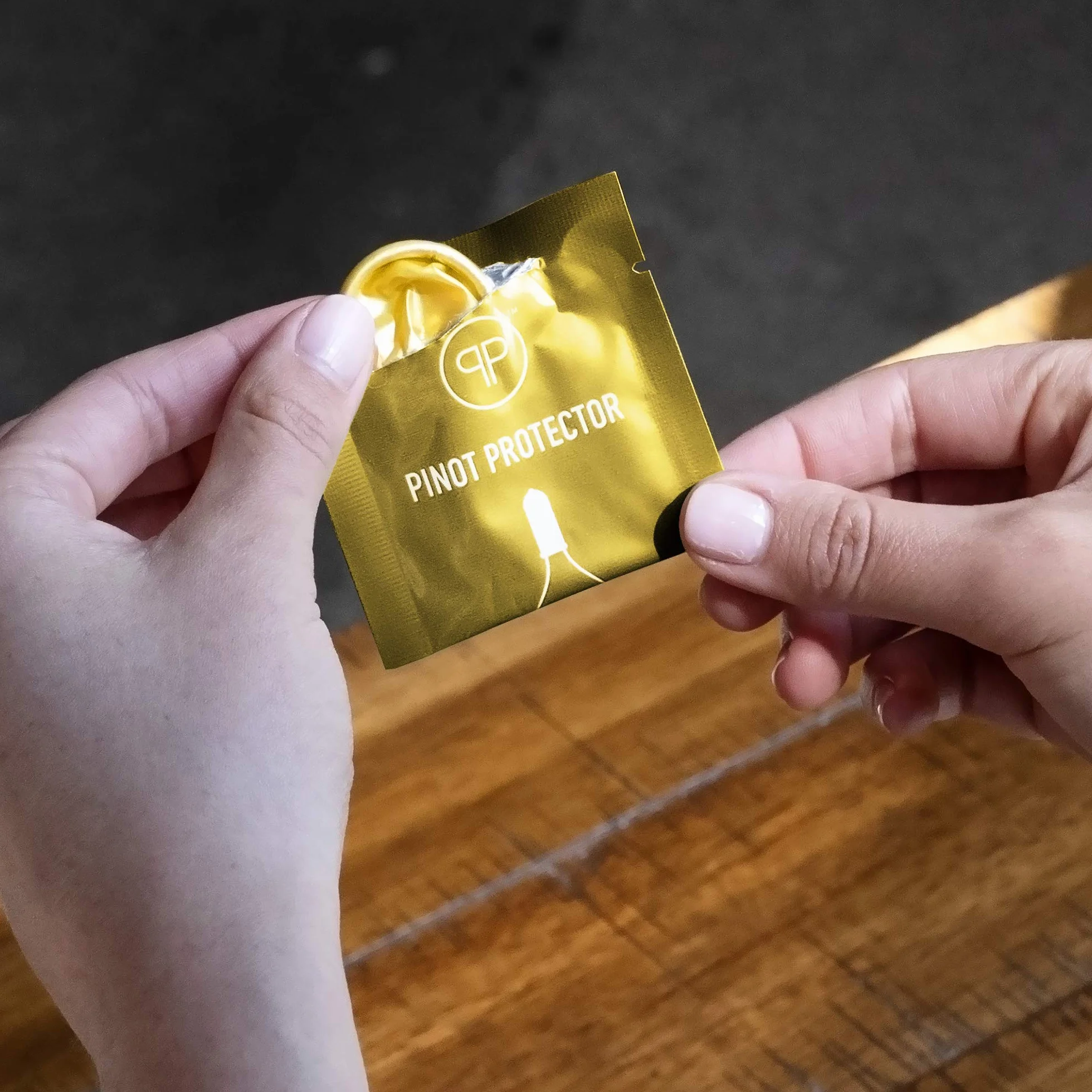 Big Betty Pinot Protector korki do butelek wina – 100% zatyczki do butelek nitrylowych klasy spożywczej do szklanych butelek wina i napojów, zabawny i funkcjonalny prezent dla miłośników wina, 6