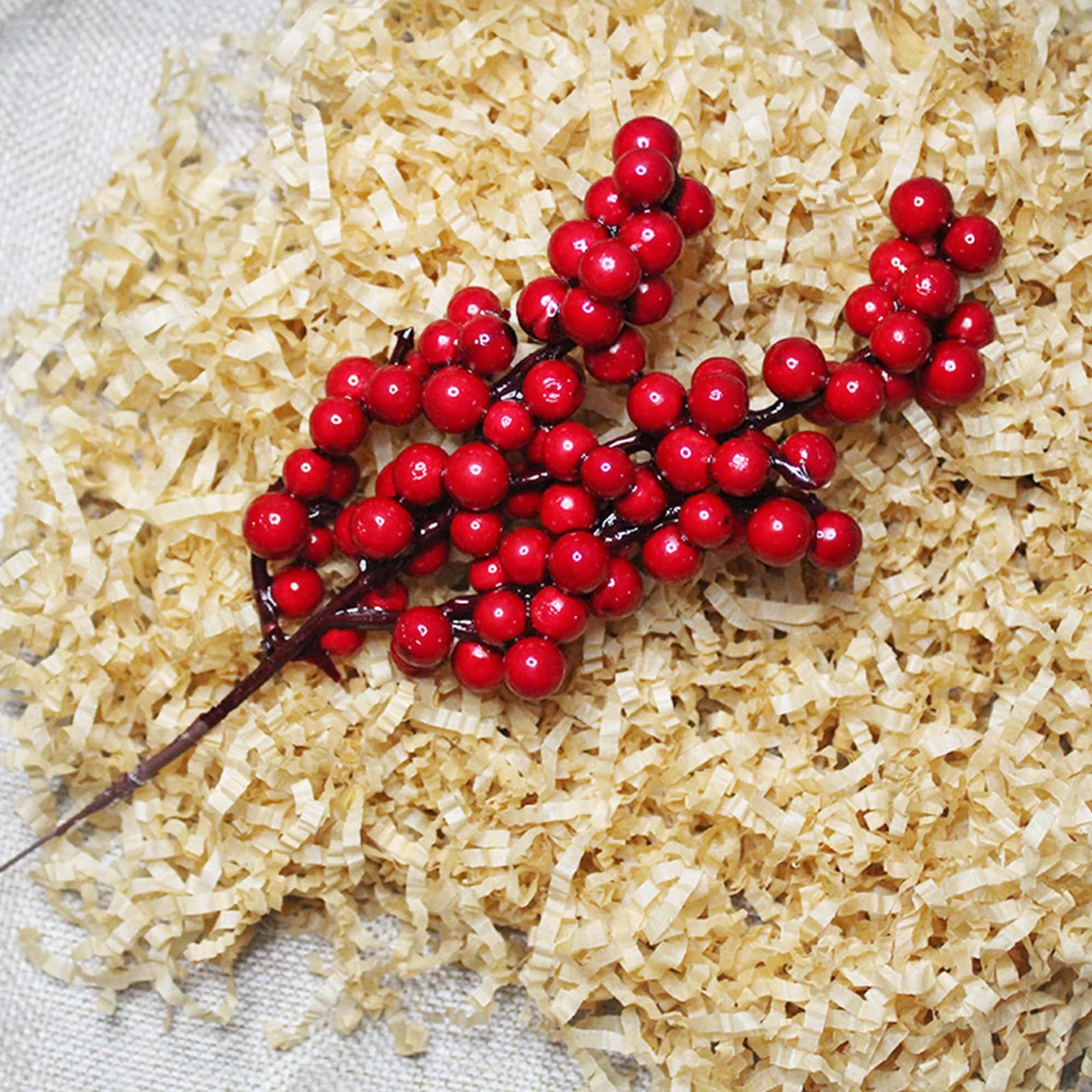 20 sztuk sztucznych czerwonych ostrokrzewów - gałązka jagodowa Holly Berry na ozdoby choinkowe i wieniec bożonarodzeniowy, dekoracyjne gałązki z jagodami