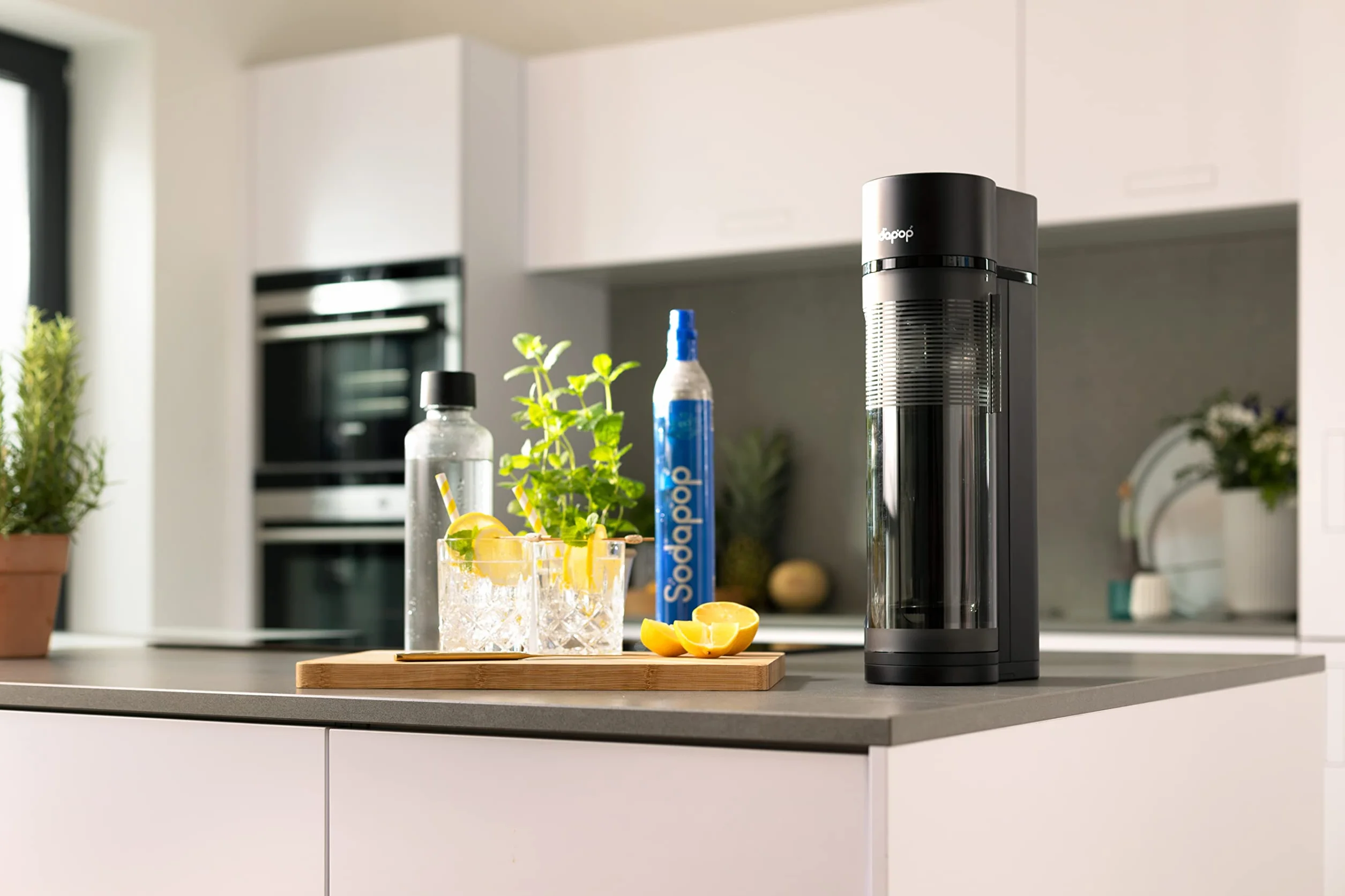 Sodapop Saturator Logan zestaw startowy z cylindrem CO2, w zestawie: 2 szklane butelki (850 i 600 ml) i 1 butelka PET (850 ml), matowa czerń, wysokość 42,6 cm