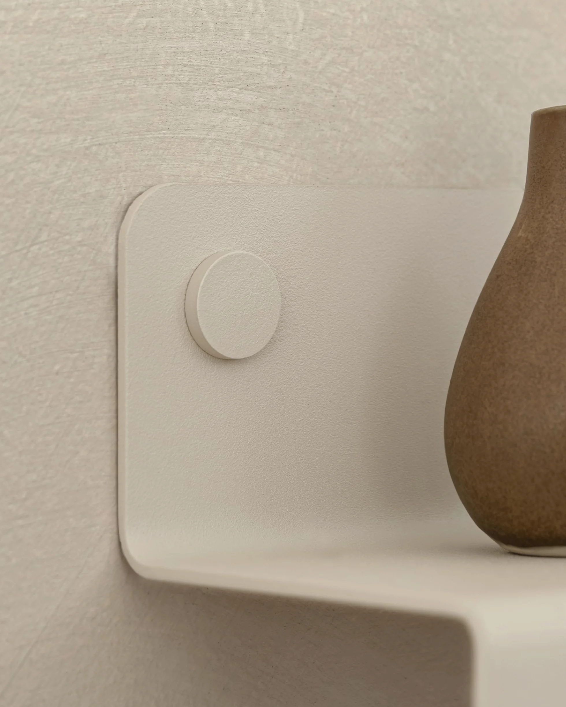 KAZAI. Wieszak na klucze 'Holmsen' | Minimalistyczny design wieszaków na klucze z Berlina | Nowoczesny uchwyt z metalową półką | Tablica jako mebel przedpokoju na ścianę | Taupe Piaskowy