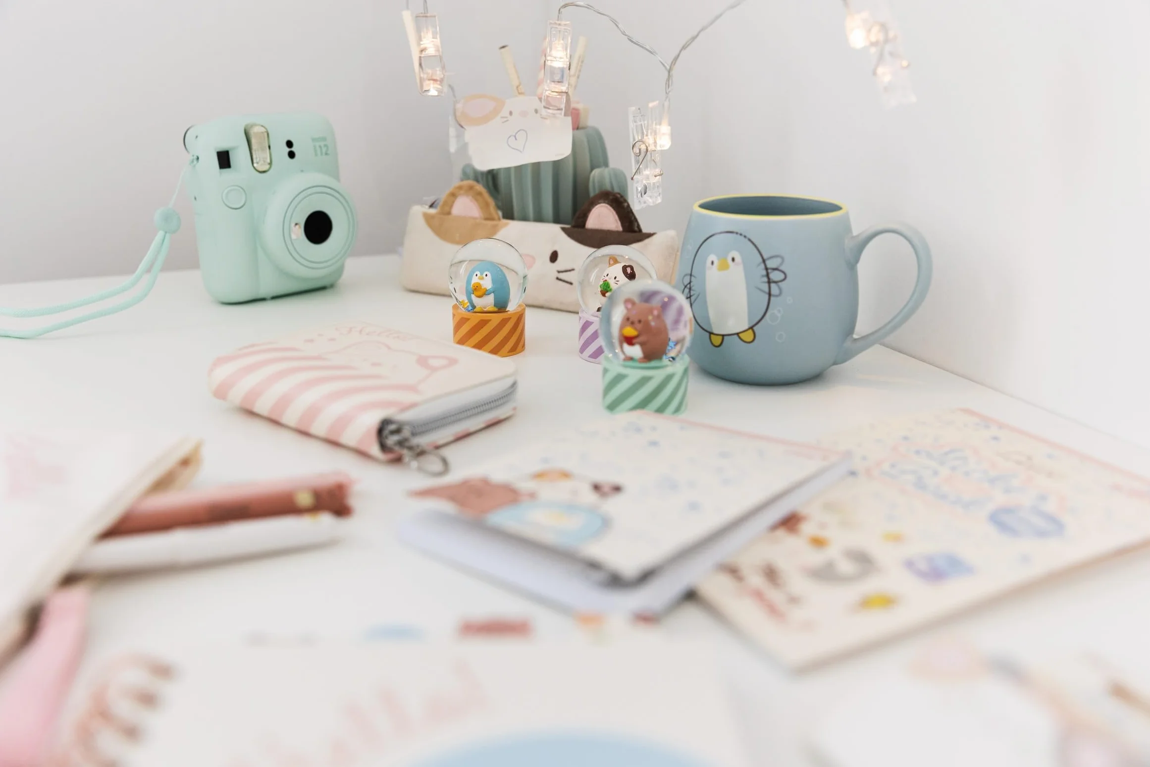 NICI 61825 mymochi kula śnieżna brokatowa do wstrząsania, kula z misiem Nomo, akcesoria dekoracyjne w stylu kawaii, szklana kula, pomysł na prezent dla przyjaciół, 6,5 cm, zielony