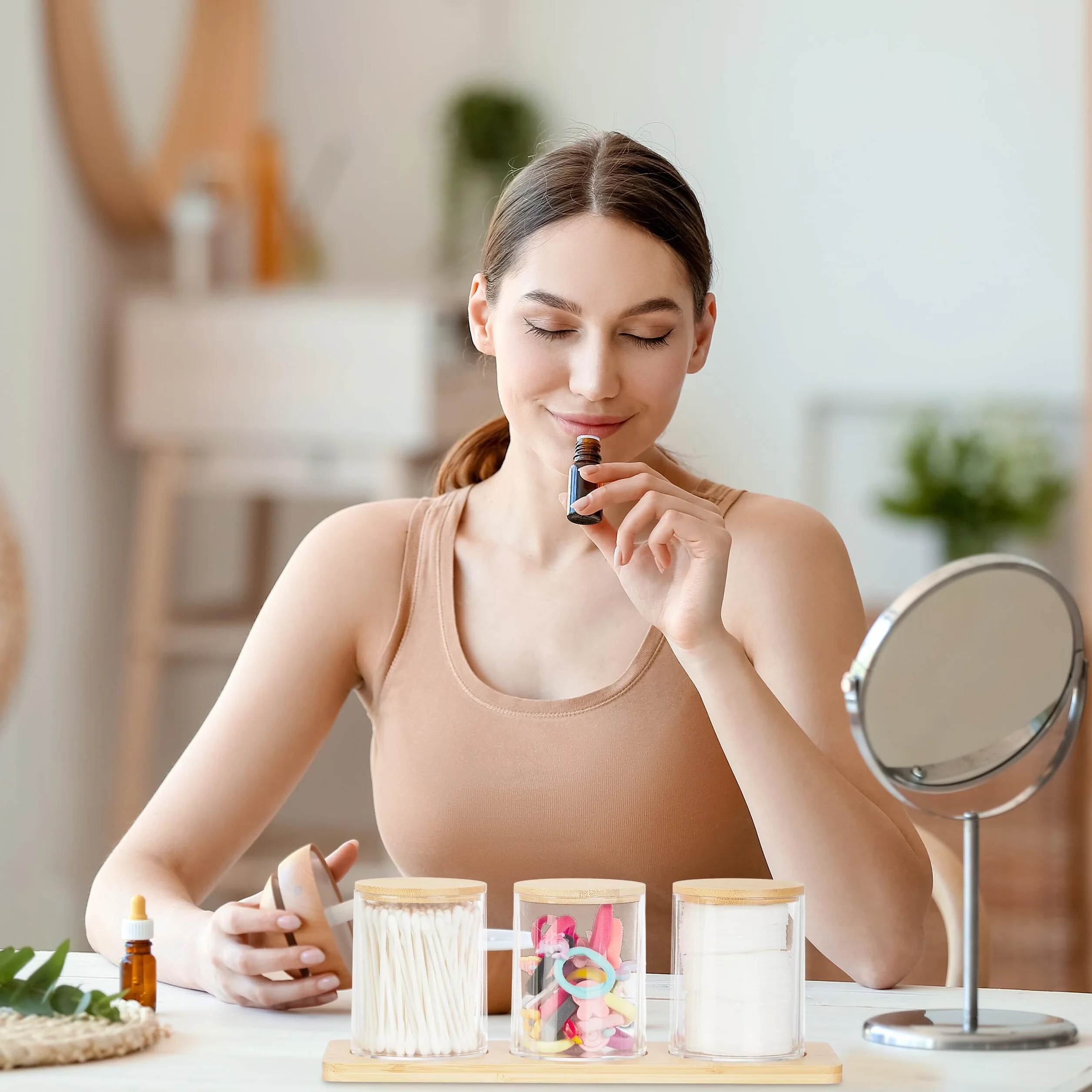 Relaxdays Pojemnik na patyczki higieniczne z tacą, 3 kubki z pokrywką, organizer na kosmetyki tworzywo sztuczne/bambus, przezroczysty/naturalny