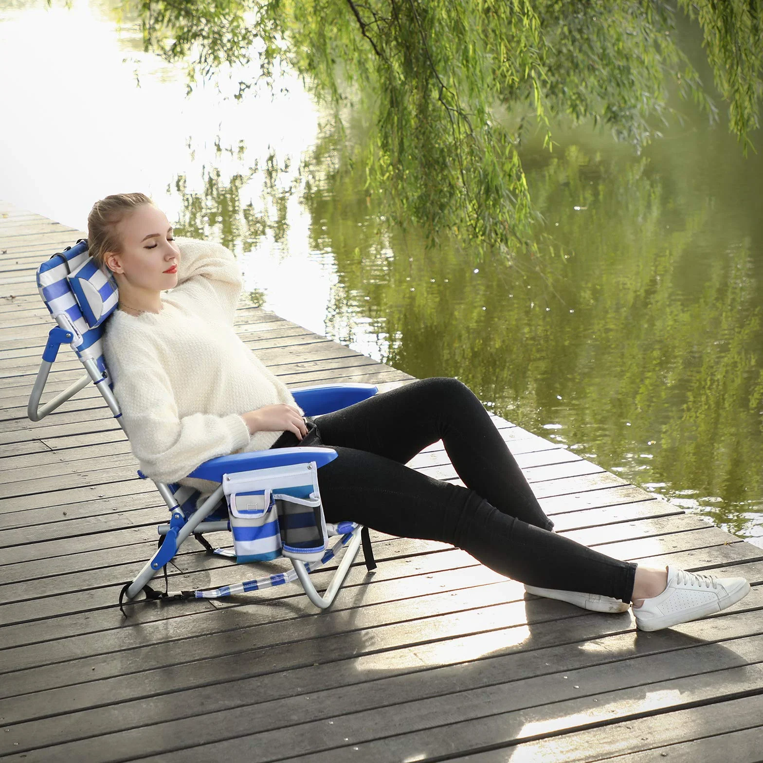 SONGMICS Krzesło plażowe z poduszką, aluminium, przenośne krzesło składane, krzesło kempingowe, składane i regulowane, jak plecak, krzesło outdoorowe, niebiesko-białe paski, GCB62BU