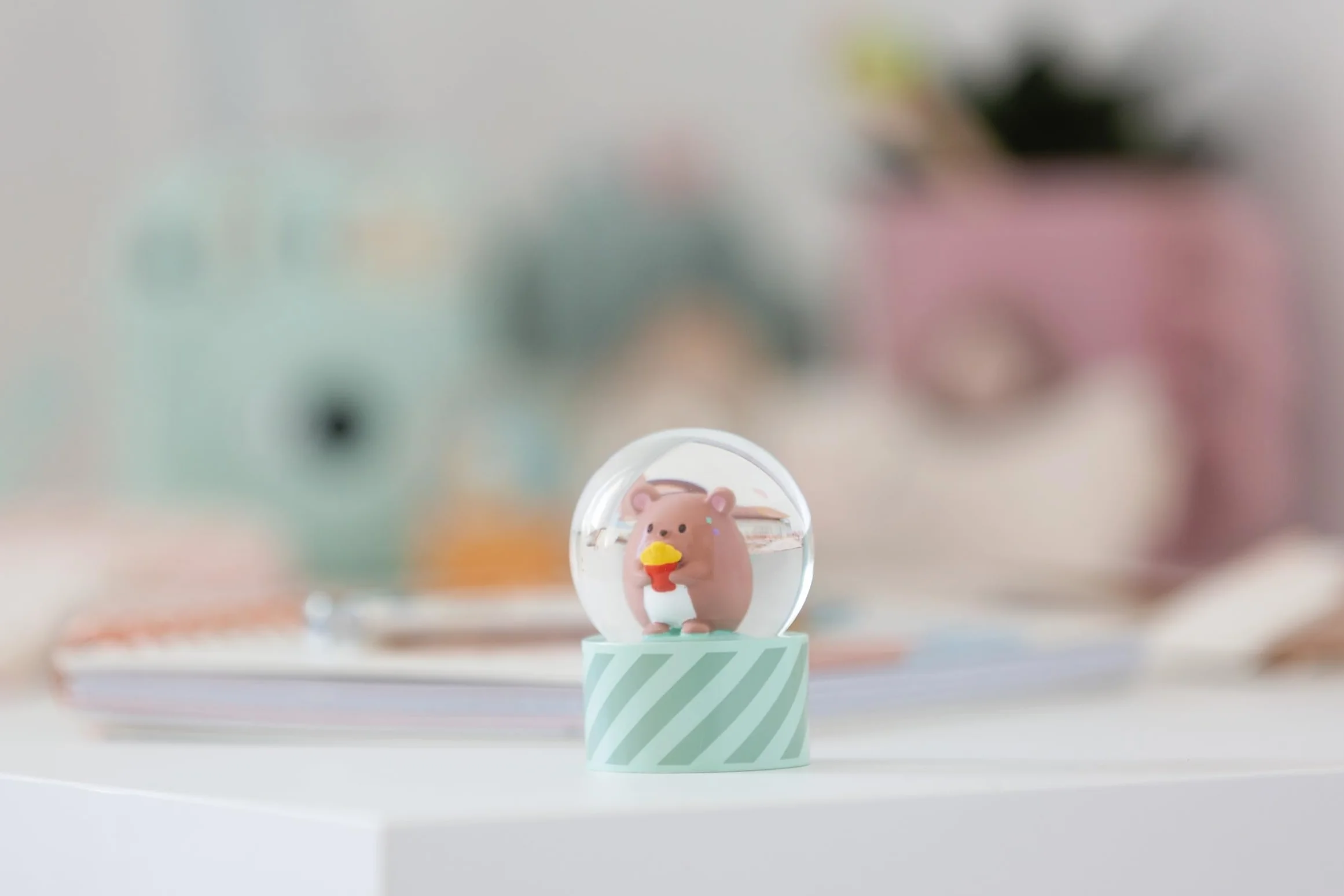 NICI 61825 mymochi kula śnieżna brokatowa do wstrząsania, kula z misiem Nomo, akcesoria dekoracyjne w stylu kawaii, szklana kula, pomysł na prezent dla przyjaciół, 6,5 cm, zielony