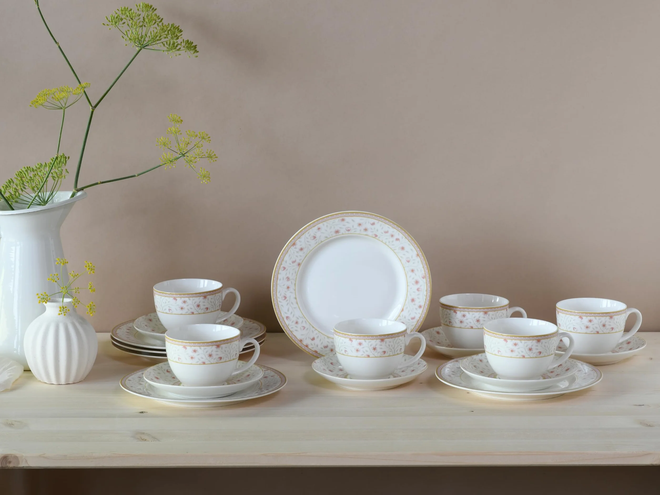CreaTable, 17527, seria Emilia (New Bone China), 18-częściowy zestaw naczyń, porcelanowy serwis do kawy, nadaje się do mycia w zmywarce i używania w kuchence mikrofalowej, wysokiej jakości produkcja