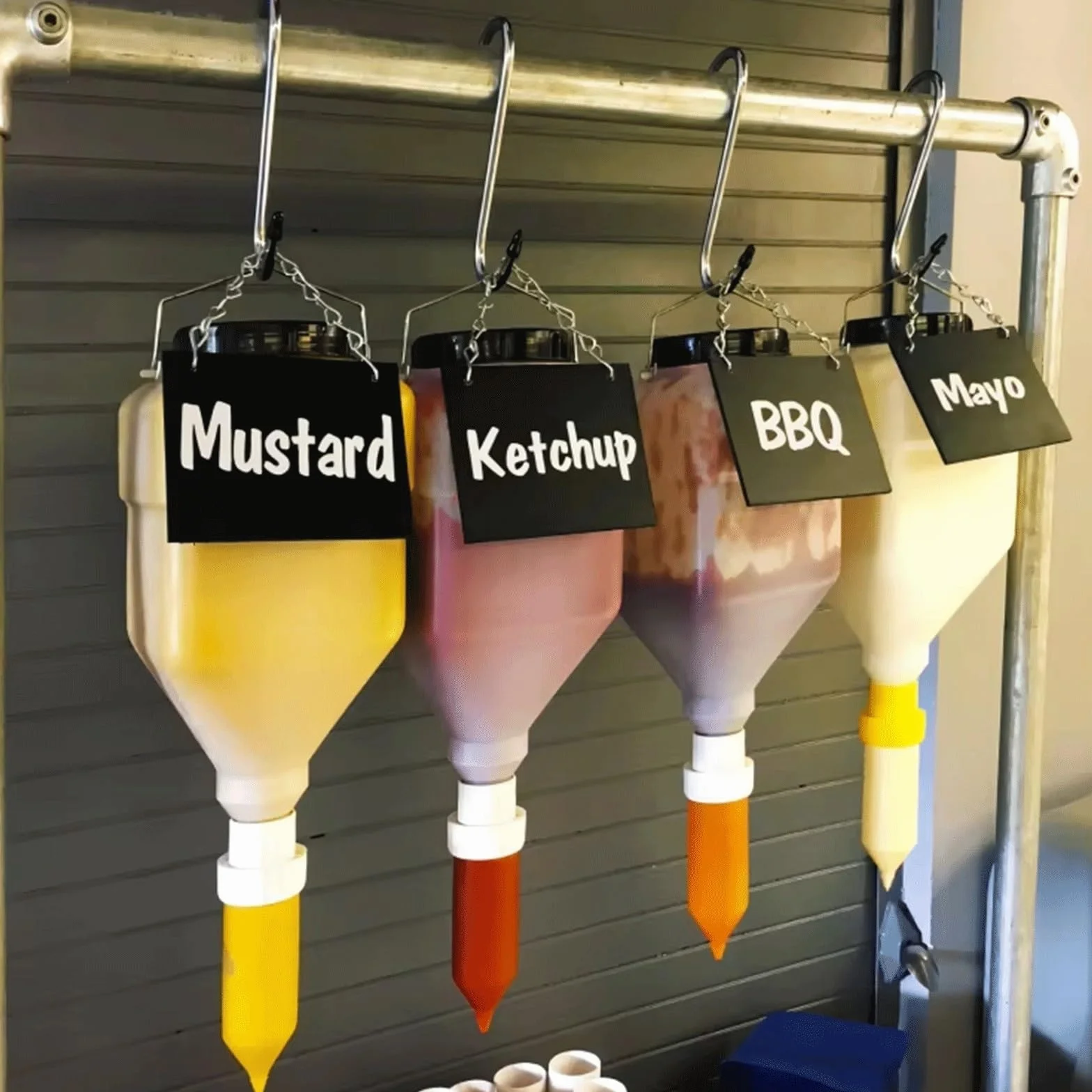 Wiszące butelki do wyciskania przypraw, 5,5 l wyciskacz do sosów, wiszący dozownik do sosów, napełnialna butelka do wyciskania sosów, szczelna konstrukcja do musztardy, sałatki, ketchupu, restauracji