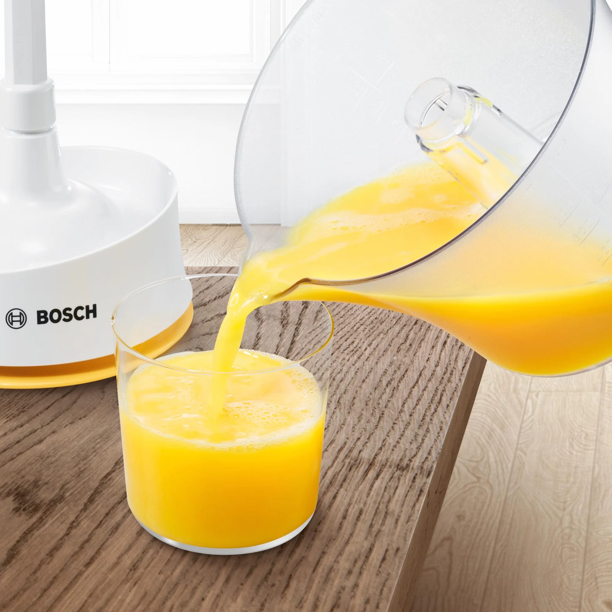 Bosch Wyciskarka do cytrusów VitaPress MCP3500N, uniwersalna wyciskarka do małych i dużych owoców, wysoka wydajność, pojemnik na sok 0,8 l, możliwość mycia w zmywarce, 25 W, biało-żółta