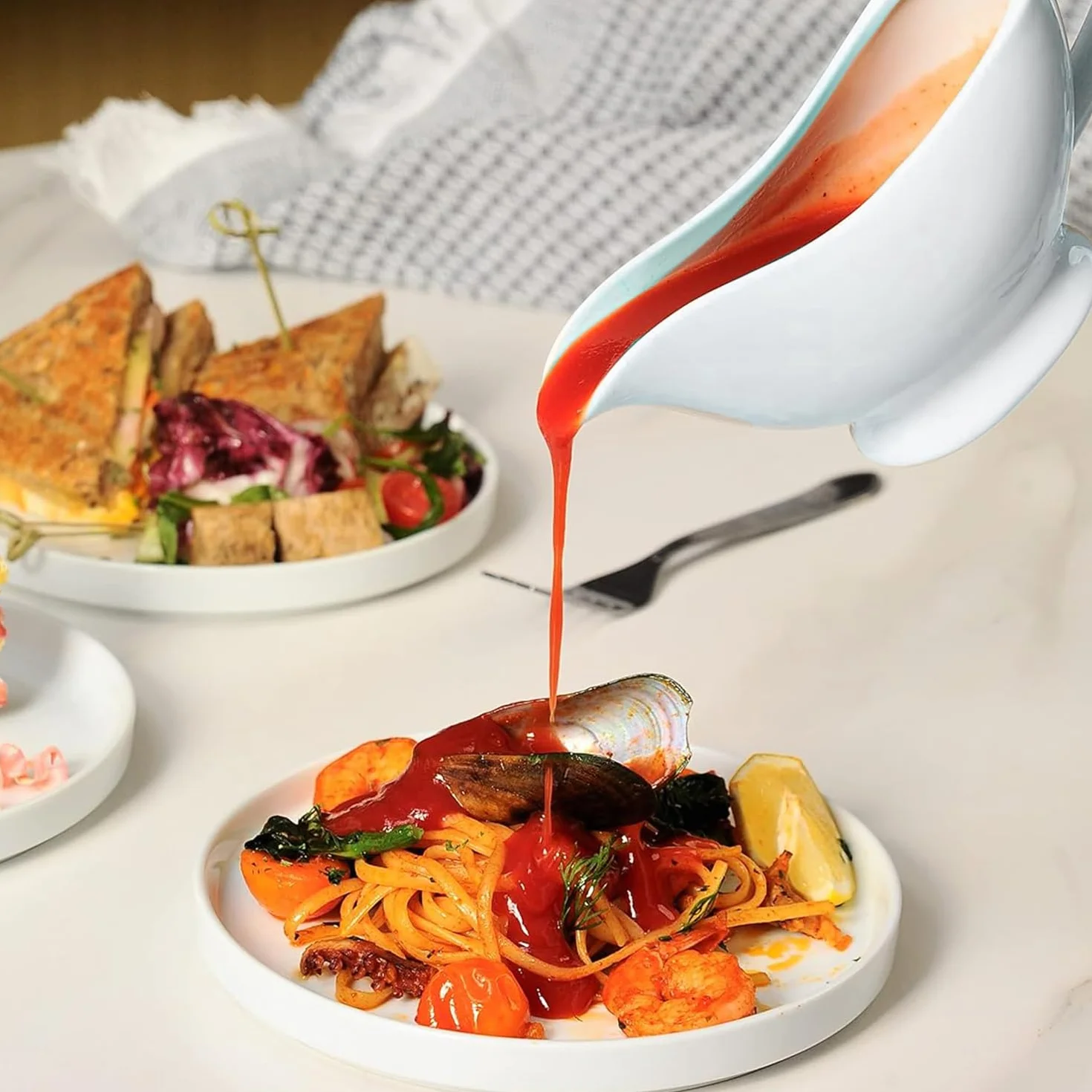 Porcelana sosjerka 300 ml, pojemnik na sosy z uchwytem, pojemnik na sosy, biały, sosjerka z dzióbkiem do ust, miska do serwowania, nadaje się do sosów, dressingów sałatkowych, bulionu mlecznego, soku