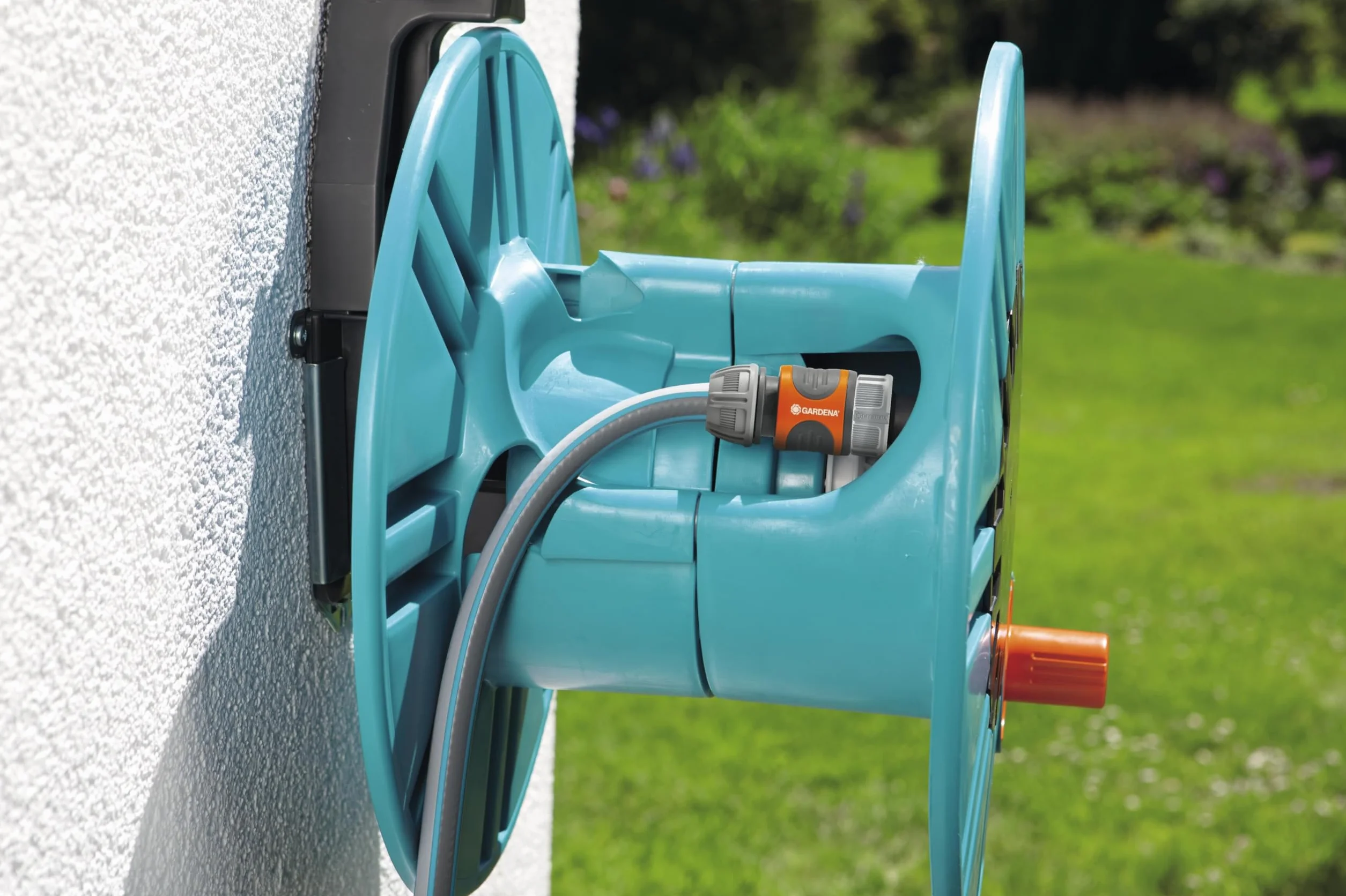 Gardena Classic ścienny bęben na wąż 60 z rolką prowadzącą węża: łatwy montaż na ścianie, z zabezpieczeniem przed kapaniem, przyłącze kątowe, duża pojemność, oszczędność miejsca (2650-20)