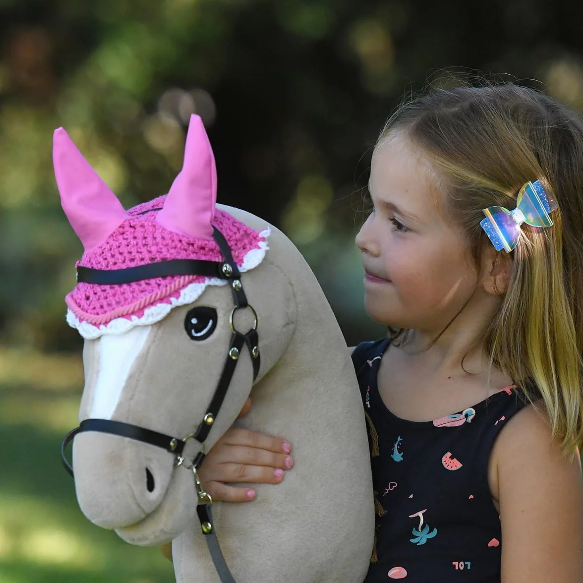 Hobby Horse różowy kantar z linką i czapką przeciw owadom, zestaw akcesoriów do aktywności koni hobby.