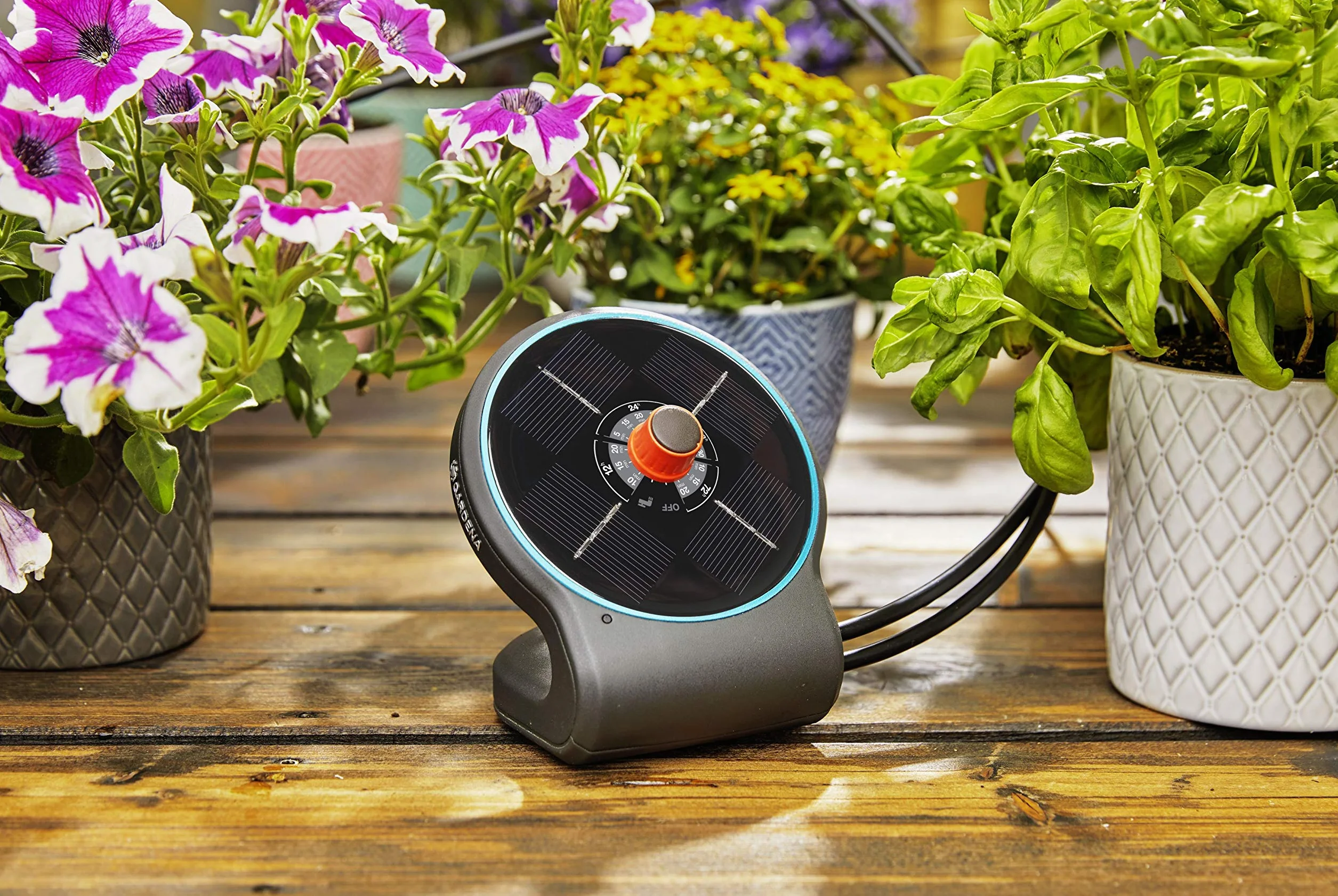 Gardena zestaw AquaBloom do nawadniania z wykorzystaniem energii słonecznej: zasilany energią słoneczną zestaw do nawadn. roślin na balkonie i w donicach, do 4 m wysokości, przez cały sezon (13300-20)