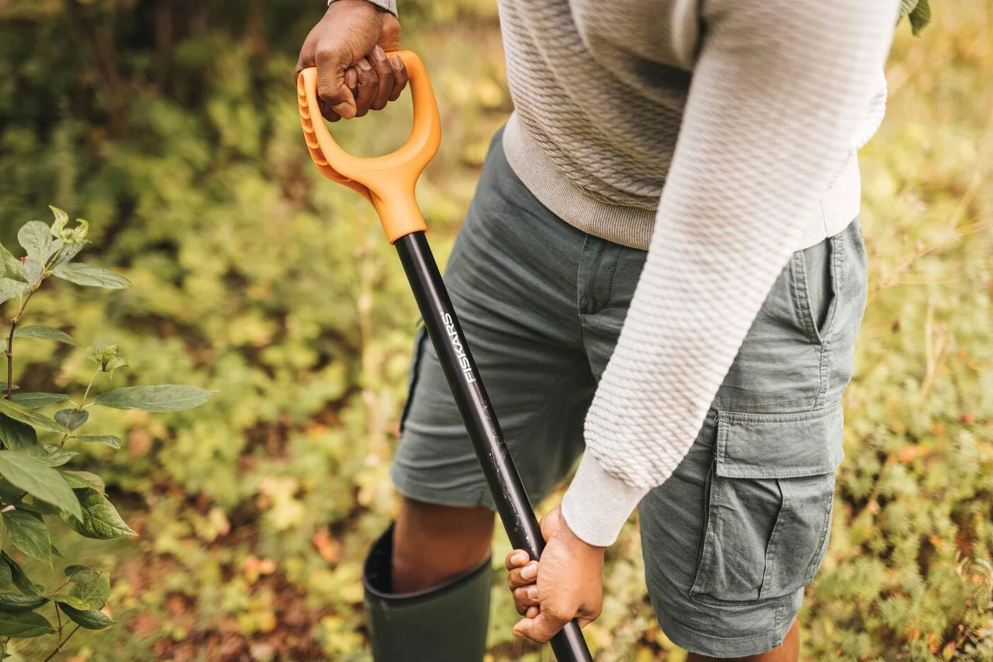 Fiskars Szpadel ogrodowy do ogólnych prac związanych z kopaniem i cięciem torfu lub korzeni, szpiczasty, długość: 116 cm, głowica i trzonek wykonane z metalu/plastikowy uchwyt, Solid, 1066716