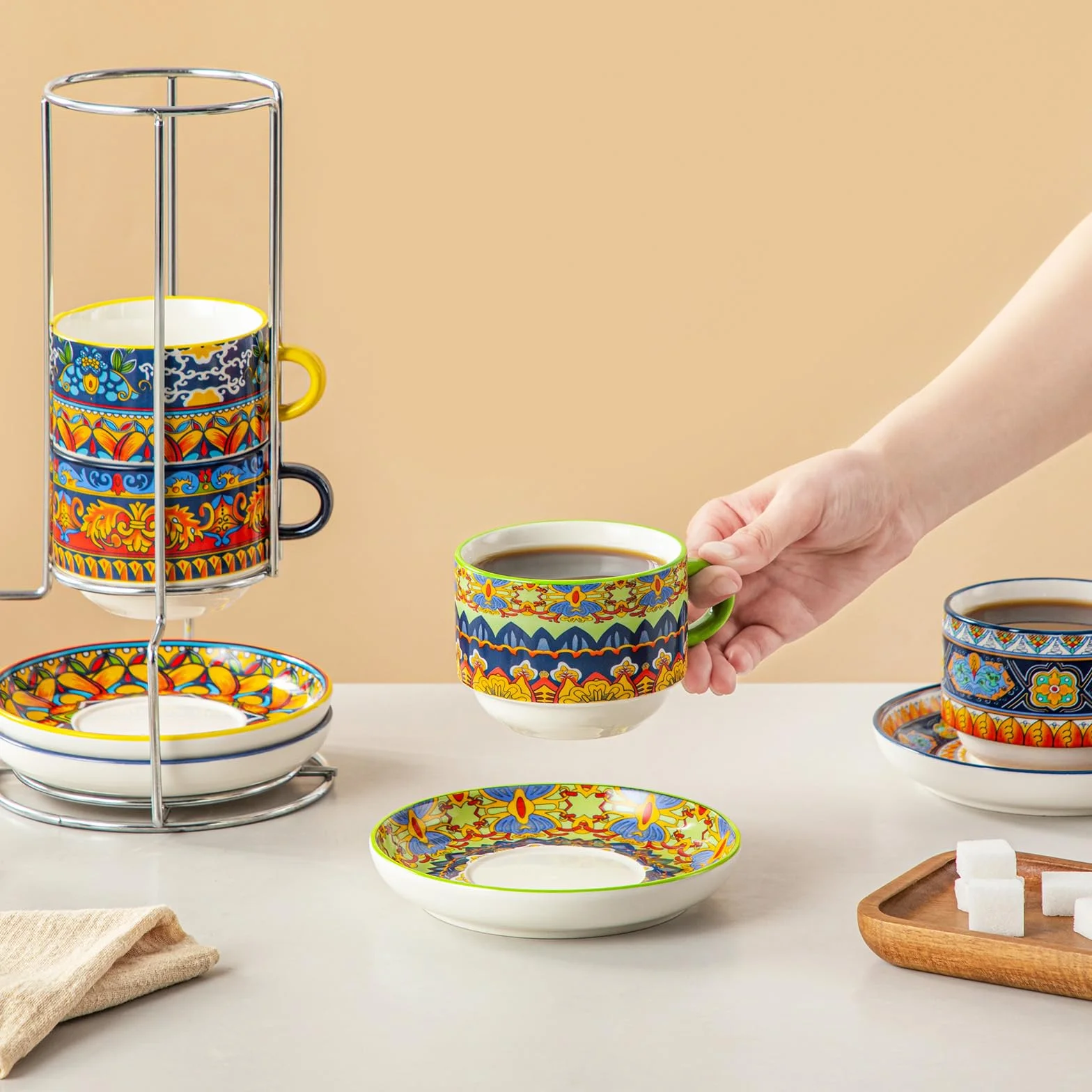 vancasso Zestaw 4 filiżanek do kawy, 270 ml, filiżanki ze spodkami i metalowym stojakiem, układane, grubościenna porcelana, zmywalne w zmywarce – seria KRVI, idealne do latte, cappuccino i herbaty