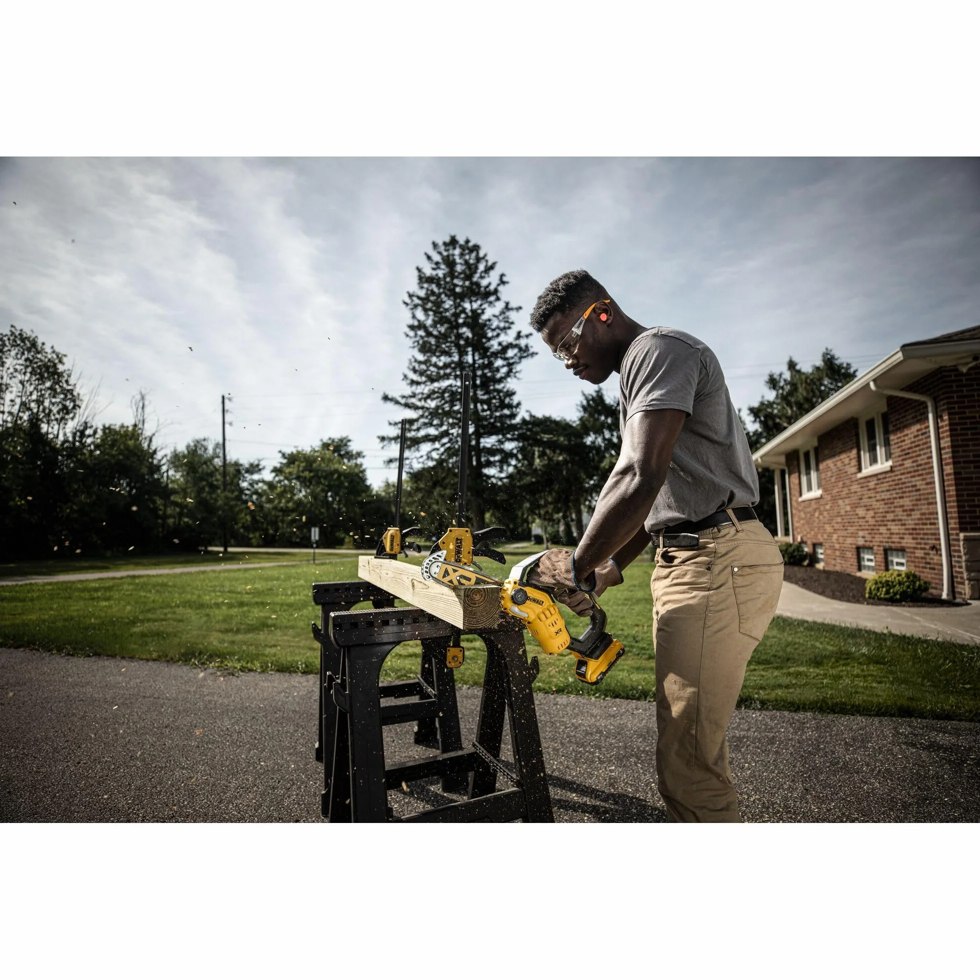 DEWALT DCMPS520N-XJ akumulatorowa piła do gałęzi 18 V (miecz 20 cm, silnik bezszczotkowy, automatyczne smarowanie łańcucha, metalowa ochrona na czubku miecza, boczne napięcie łańcucha, dostawa bez