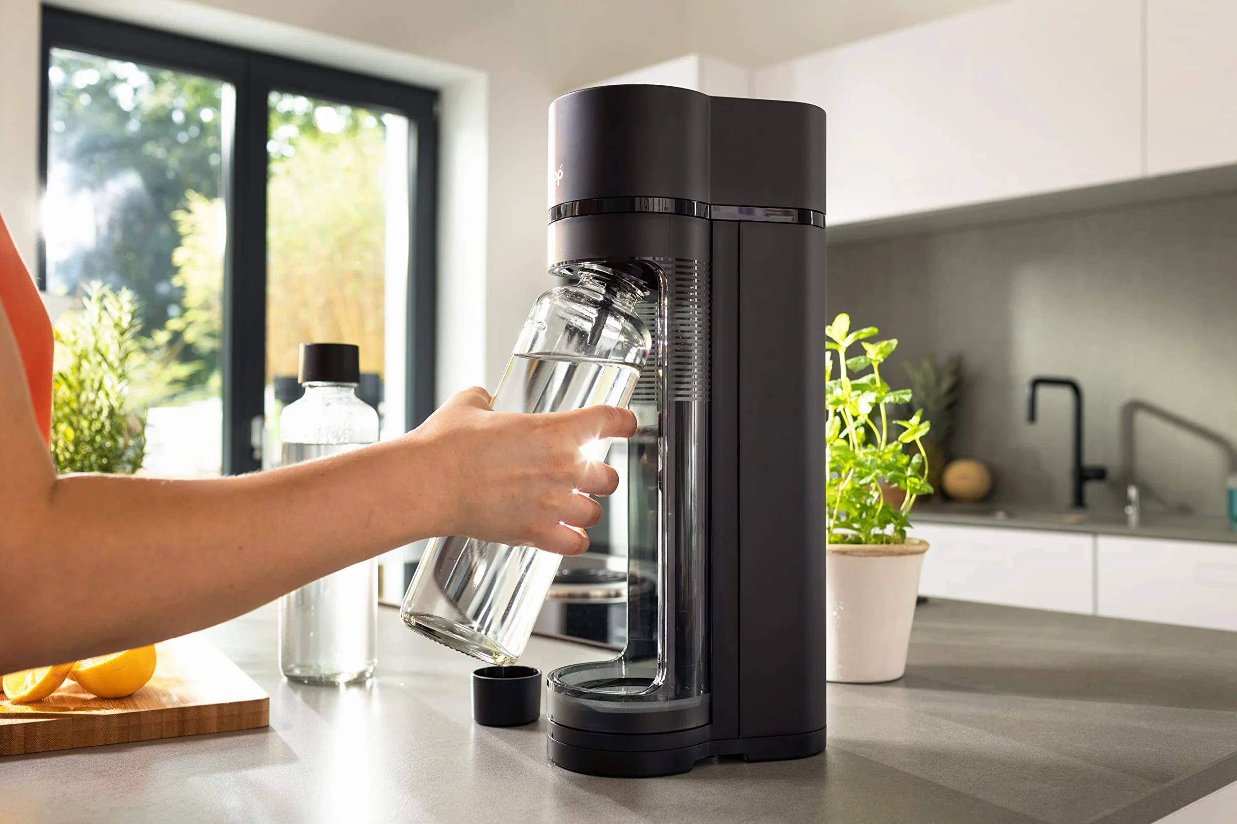 Sodapop Saturator Logan zestaw startowy z cylindrem CO2, w zestawie: 2 szklane butelki (850 i 600 ml) i 1 butelka PET (850 ml), matowa czerń, wysokość 42,6 cm