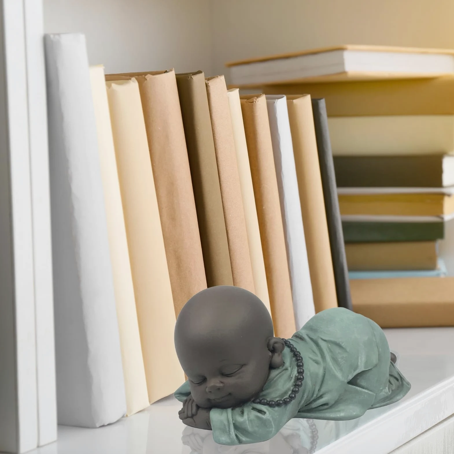 Figurka Bonze chrapanie – dekoracja Zen i Feng Shui – dla relaksującej i duchowej atmosfery – pomysł na prezent talizman szczęścia – szerokość: 11,5 cm – kolor: zielony i brązowy – Zen'Light