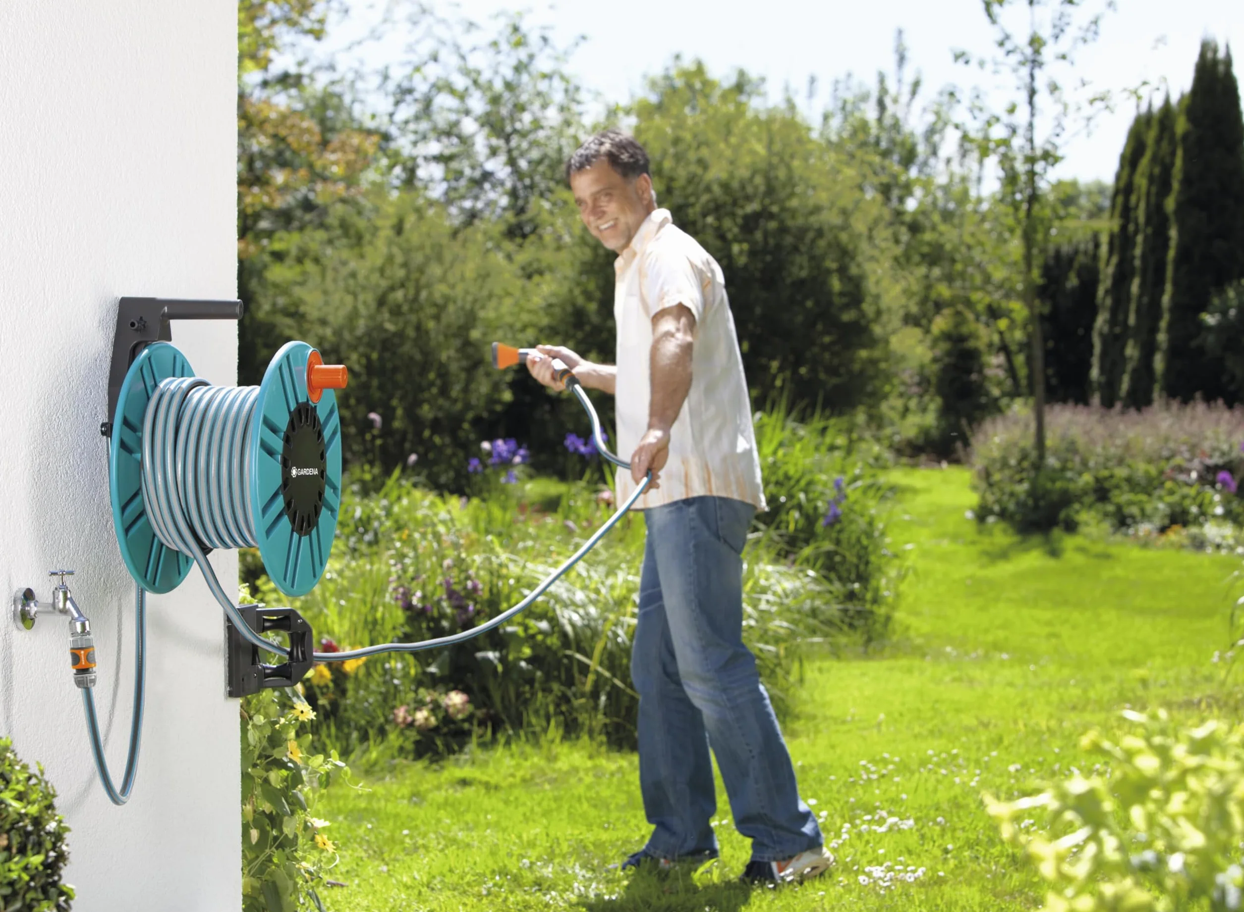 Gardena Classic ścienny bęben na wąż 60 z rolką prowadzącą węża: łatwy montaż na ścianie, z zabezpieczeniem przed kapaniem, przyłącze kątowe, duża pojemność, oszczędność miejsca (2650-20)