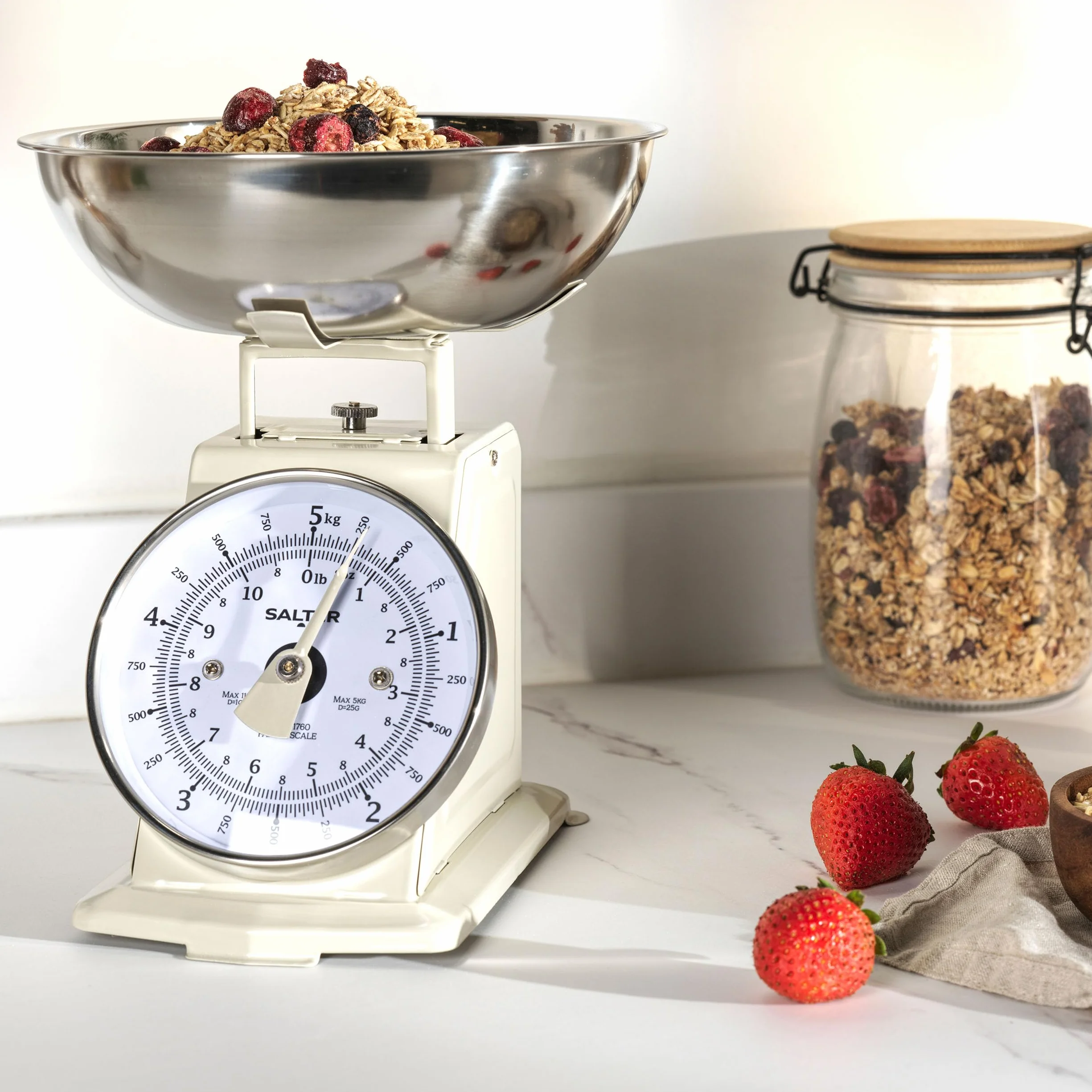 Salter SA00562CFEU12 Ponadczasowa mechaniczna waga kuchenna – pojemnosc 5 kg, miska nadajaca sie do mycia w zmywarce o pojemnosci 1 litra, skala do pieczenia, klasyczny design, duza tarcza cyfrowa