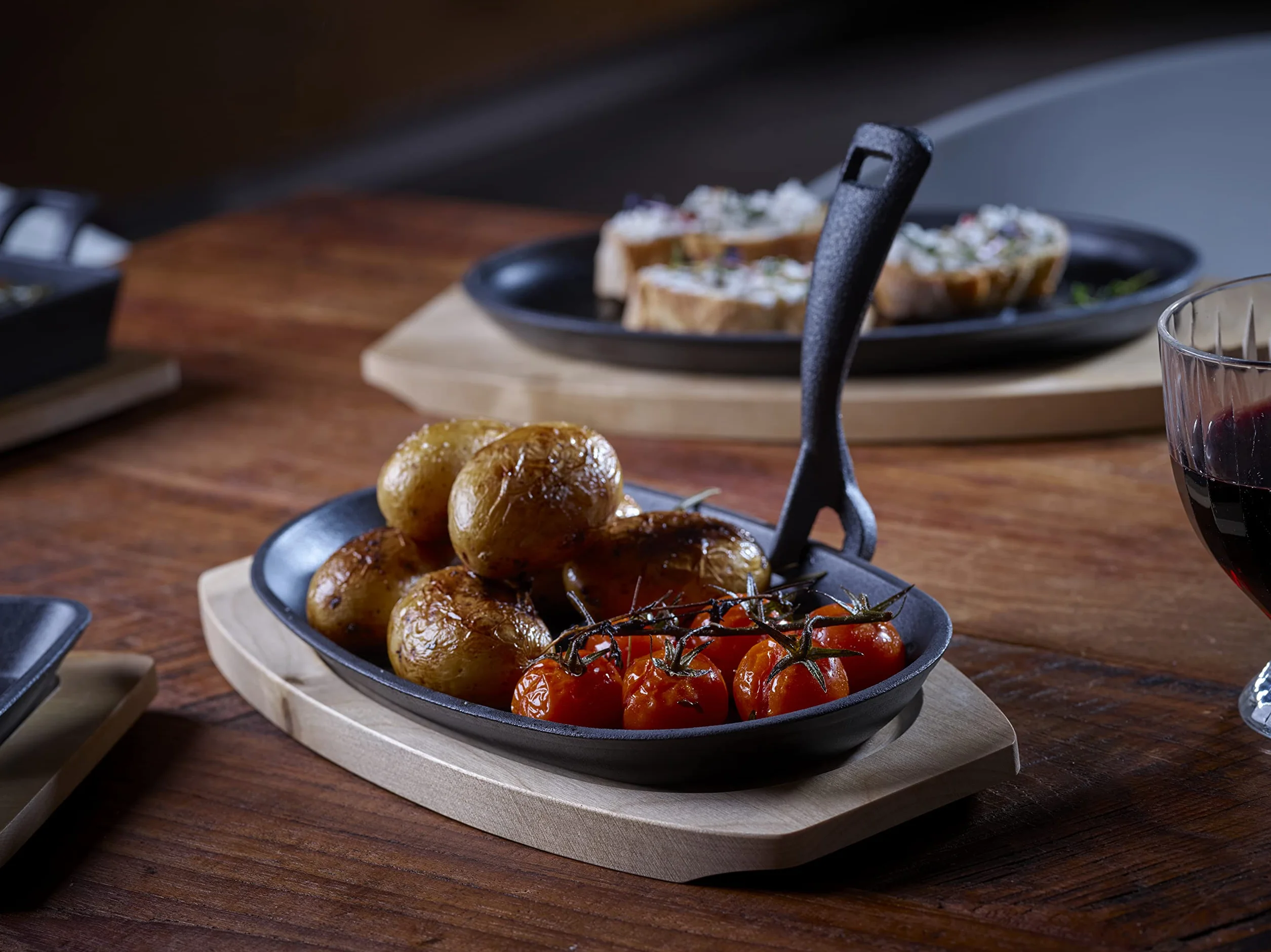 ECHTWERK Zestaw 4 żeliwnych patelni do serwowania, Mała patelnia grillowa z deską do serwowania, Zdejmowany uchwyt, Już upieczona, Nadaje się do piekarników, grilli, grillów i indukcji, Ø 24 x 14 cm