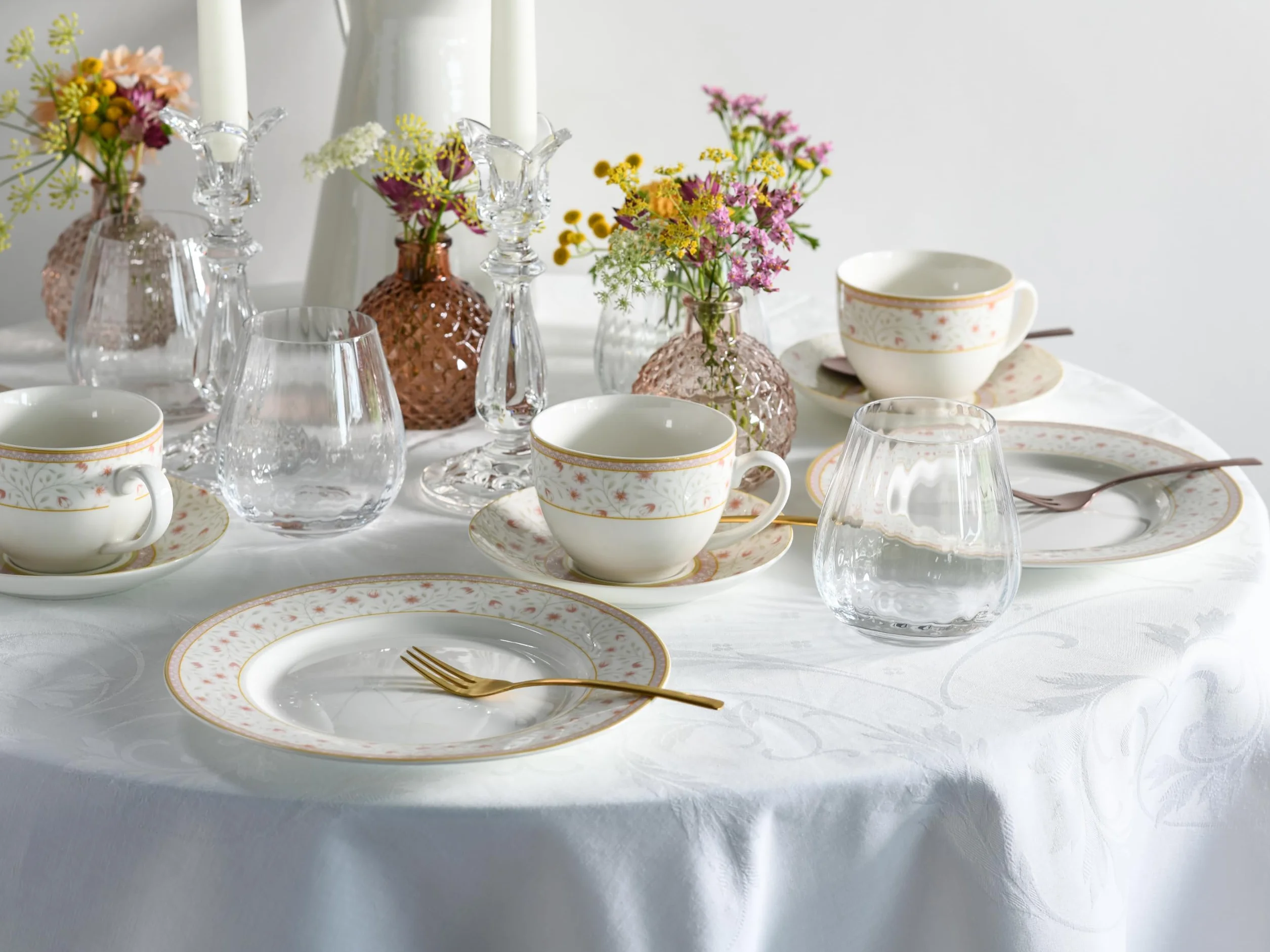CreaTable, 17527, seria Emilia (New Bone China), 18-częściowy zestaw naczyń, porcelanowy serwis do kawy, nadaje się do mycia w zmywarce i używania w kuchence mikrofalowej, wysokiej jakości produkcja