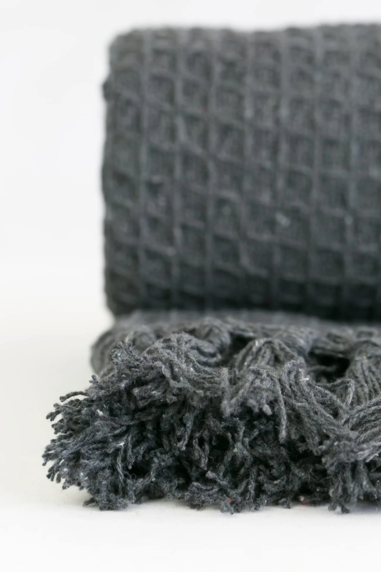 Emma Barclay Koc o strukturze plastra miodu, bawełna z recyklingu, jednokolorowy, teksturowany, na krzesło, sofa, narzuta na sofę, w kolorze antracytowym - 50 x 60 (127 x 152 cm)