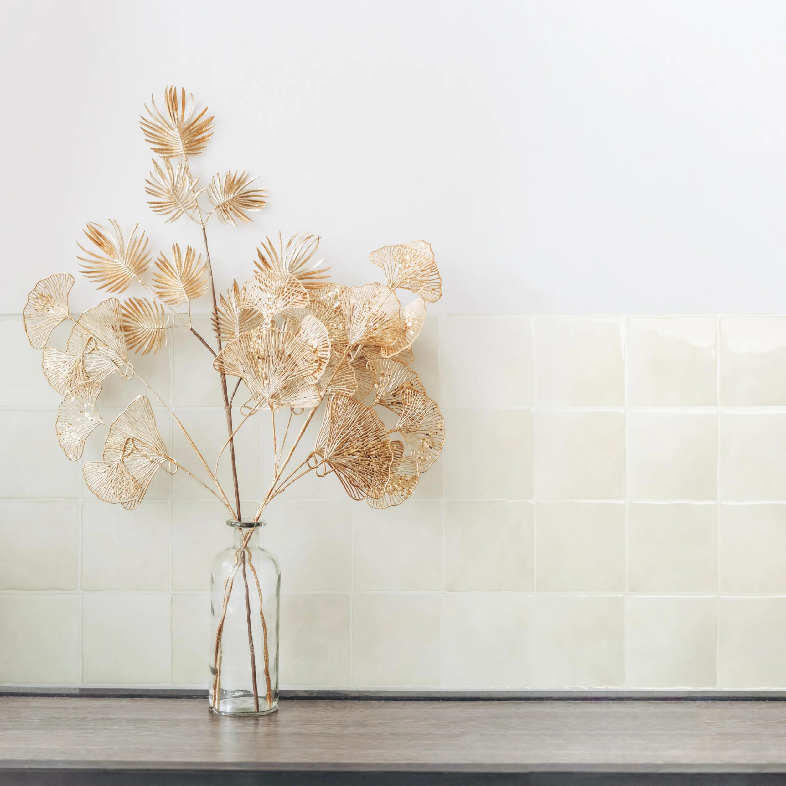 Smart Tiles Samoprzylepne płytki do kuchni i łazienki – beżowe/szare, naklejki na płytki 3D, tylna ścianka kuchenna, panele ścienne, 5 płytek (22,86 x 22,86 cm), łatwy montaż, wyprodukowano w Kanadzie
