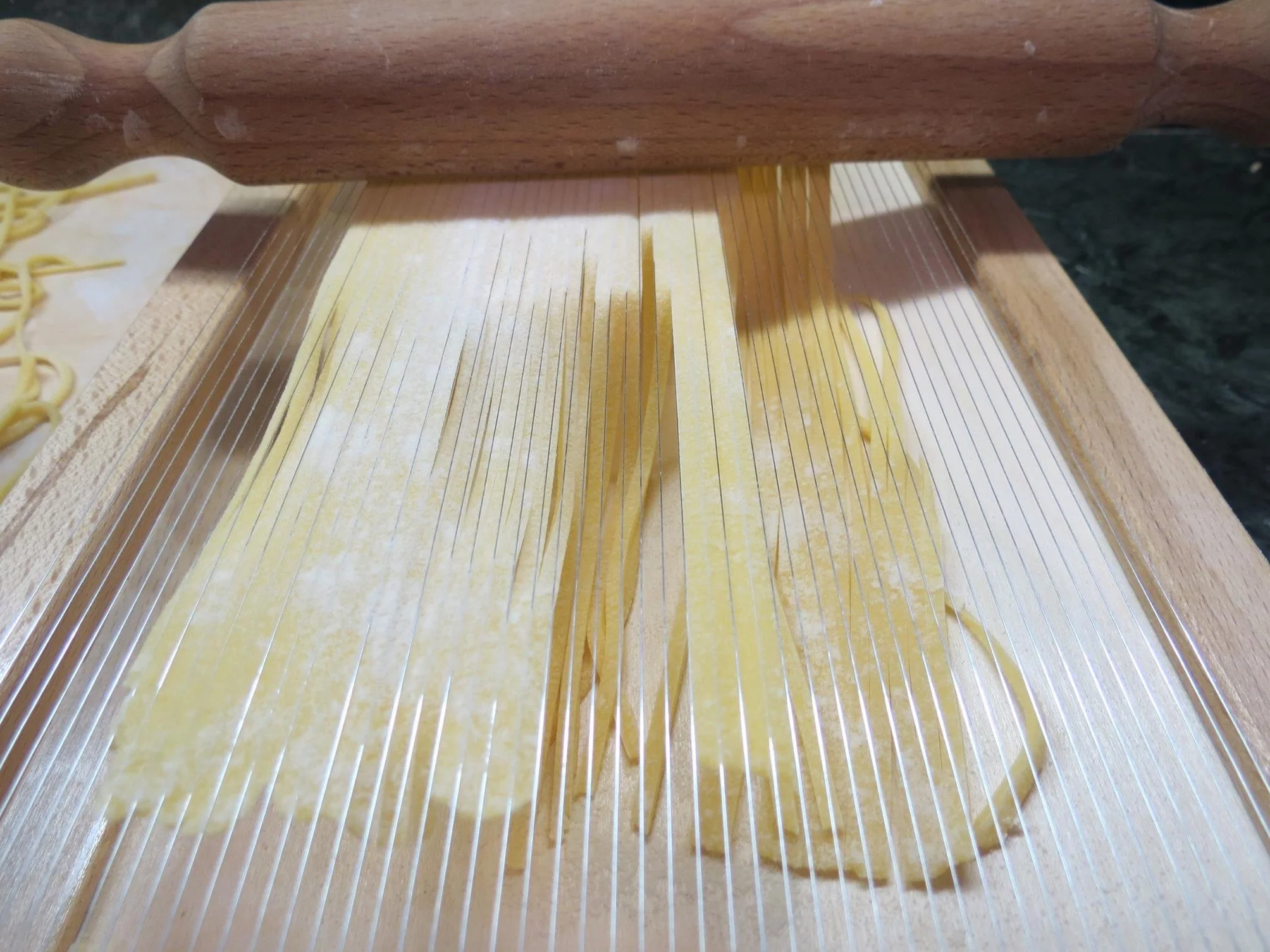 Calder Panetta Casalinghi Wood Spaghetti Alla Guitar Maker, beżowy, 42 x 22 x 9 cm