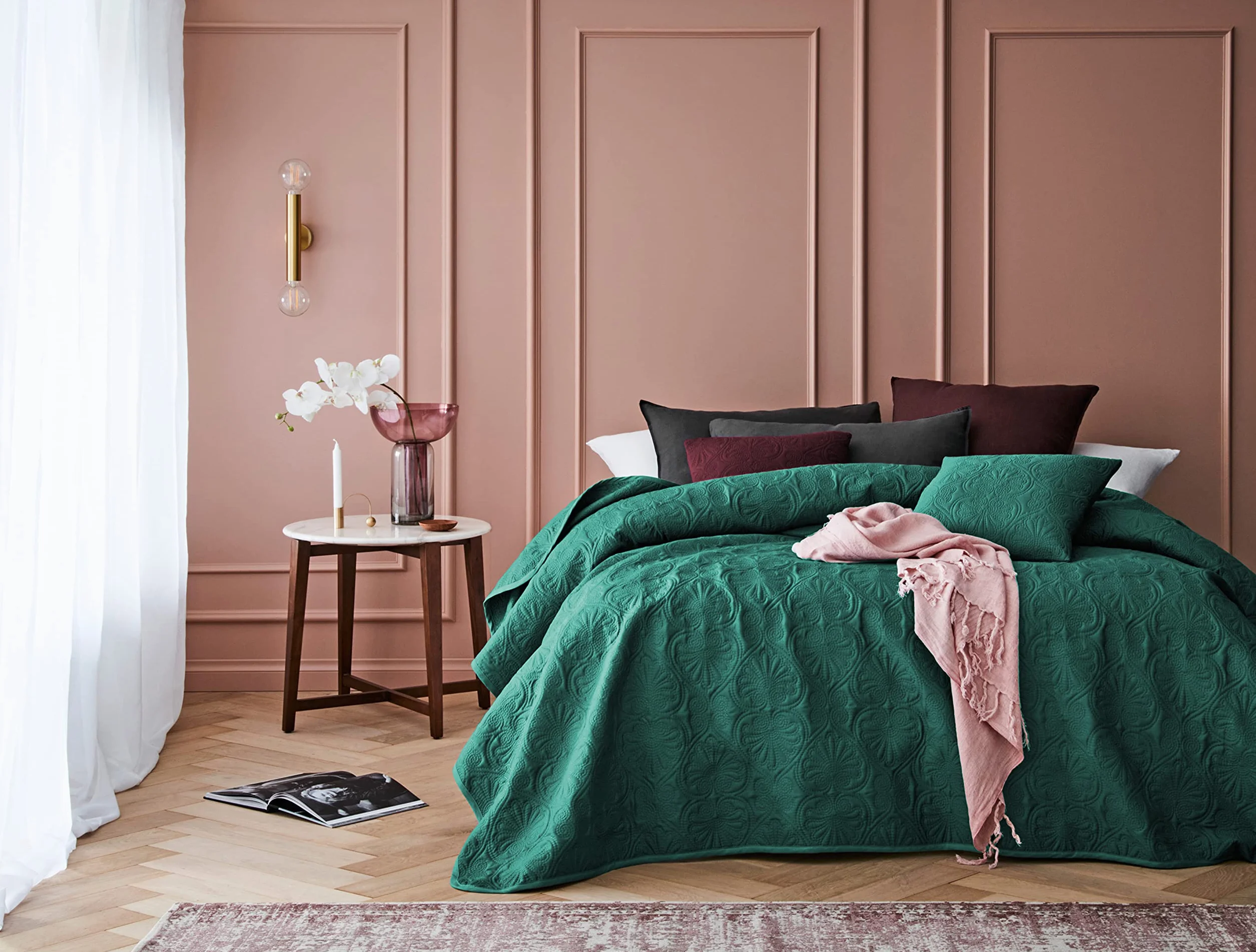 ROOM99 Leila Elegancka narzuta w kolorze ciemnozielonym, 220 x 240 cm, wszechstronna narzuta na łóżko lub sofę, pikowana, idealna jako narzuta na łóżko i sofę