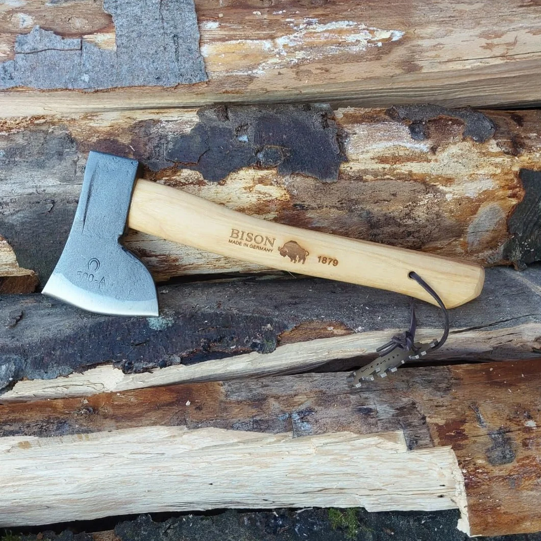 Bison Topór myśliwski 1879 500g I uniwersalny o długości 330 mm do leśnych, kempingowych i outdoorowych I ręcznie kuty I potrójny klin bezpieczny z ochroną na przecięcie skóry naturalnej