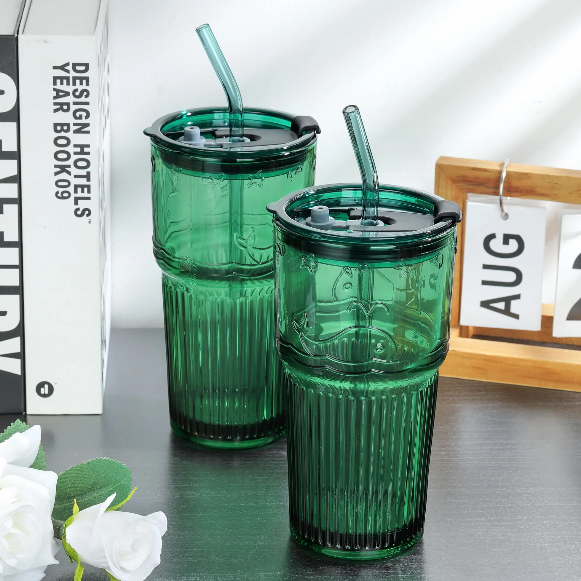 Joeyan 550 ml zielony szklany kubek ze słomką i pokrywką, zestaw 2 żebrowanych szklanych słoików do jazdy z wytłoczonym wzorem wieloryba, szklane szklanki do wody ze słomką do smoothie, lodowej kawy,