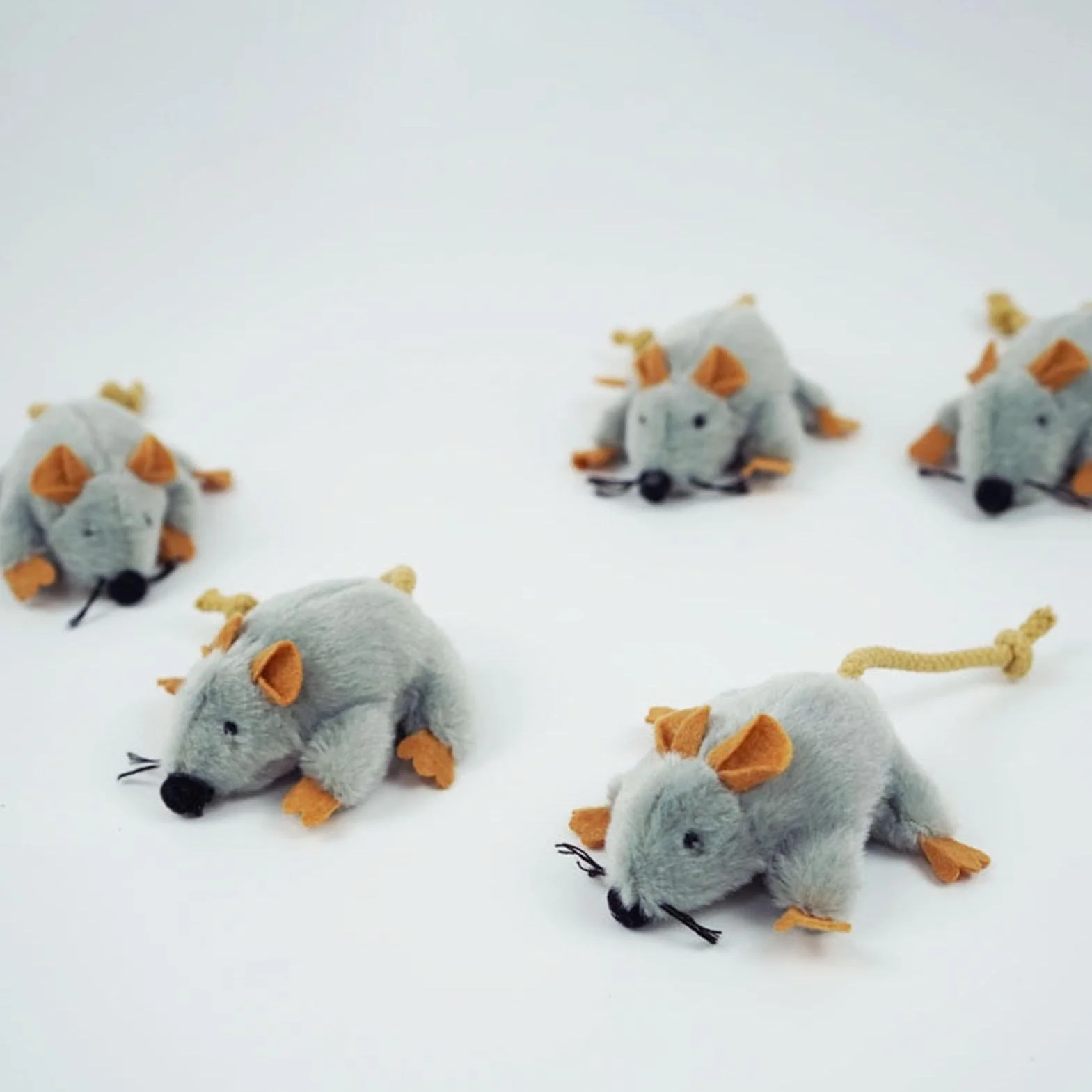 Plush Cat Mouse Toy, realistyczny ruchomy ogon, interaktywny rozmiar, system stymulacji zwierząt domowych, miękki materiał, akcesoria do wzbogacenia kota, wewnątrz i na zewnątrz, do użytku na