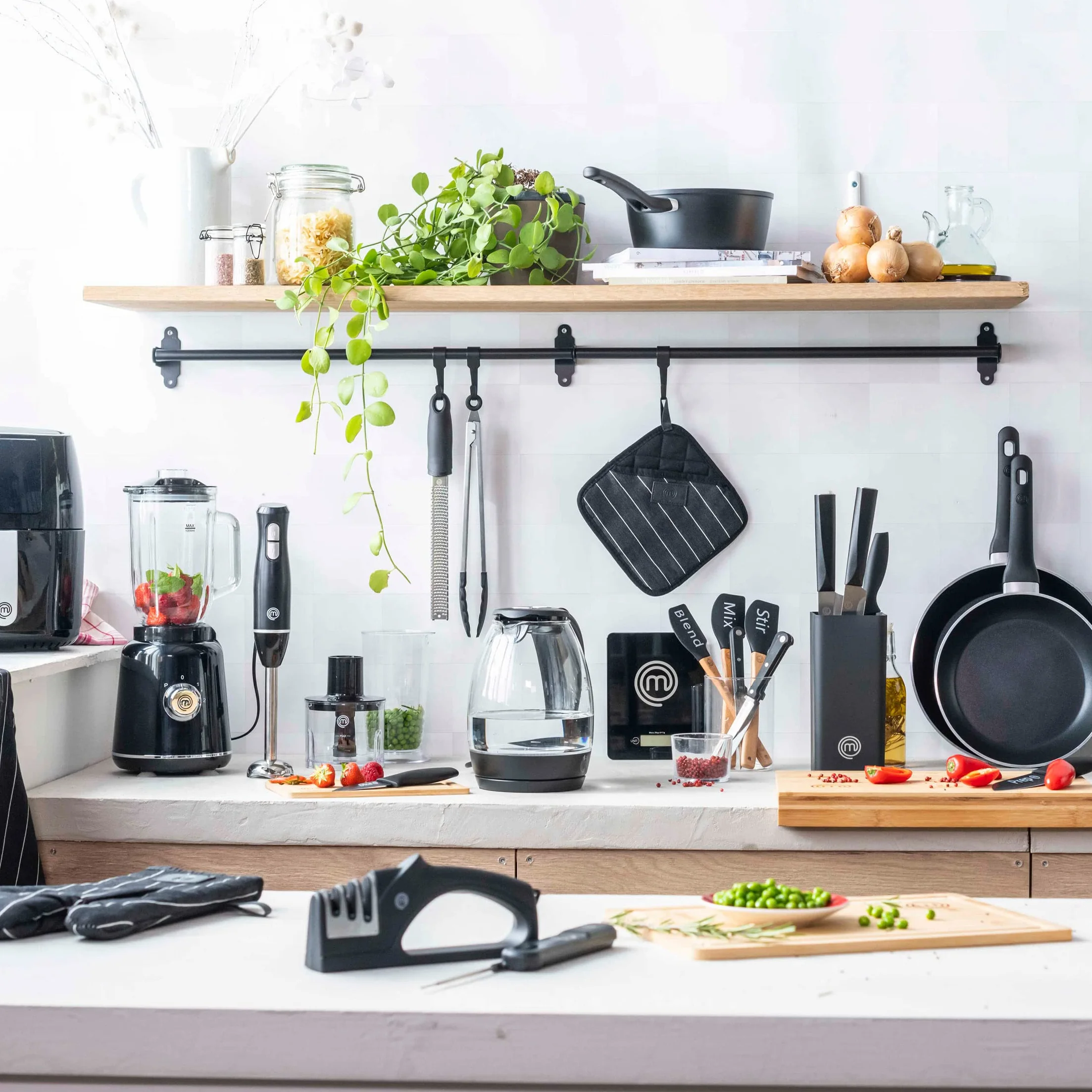 MasterChef Zestaw Noży Kuchennych 5-Częściowy, Nóż Szefa Kuchni, do Chleba, Porcjowania, Obierania i Uniwersalny, Stal Nierdzewna, Ergonomiczne Miękkie Uchwyty, Powłoka Nieprzywierająca, Czarny