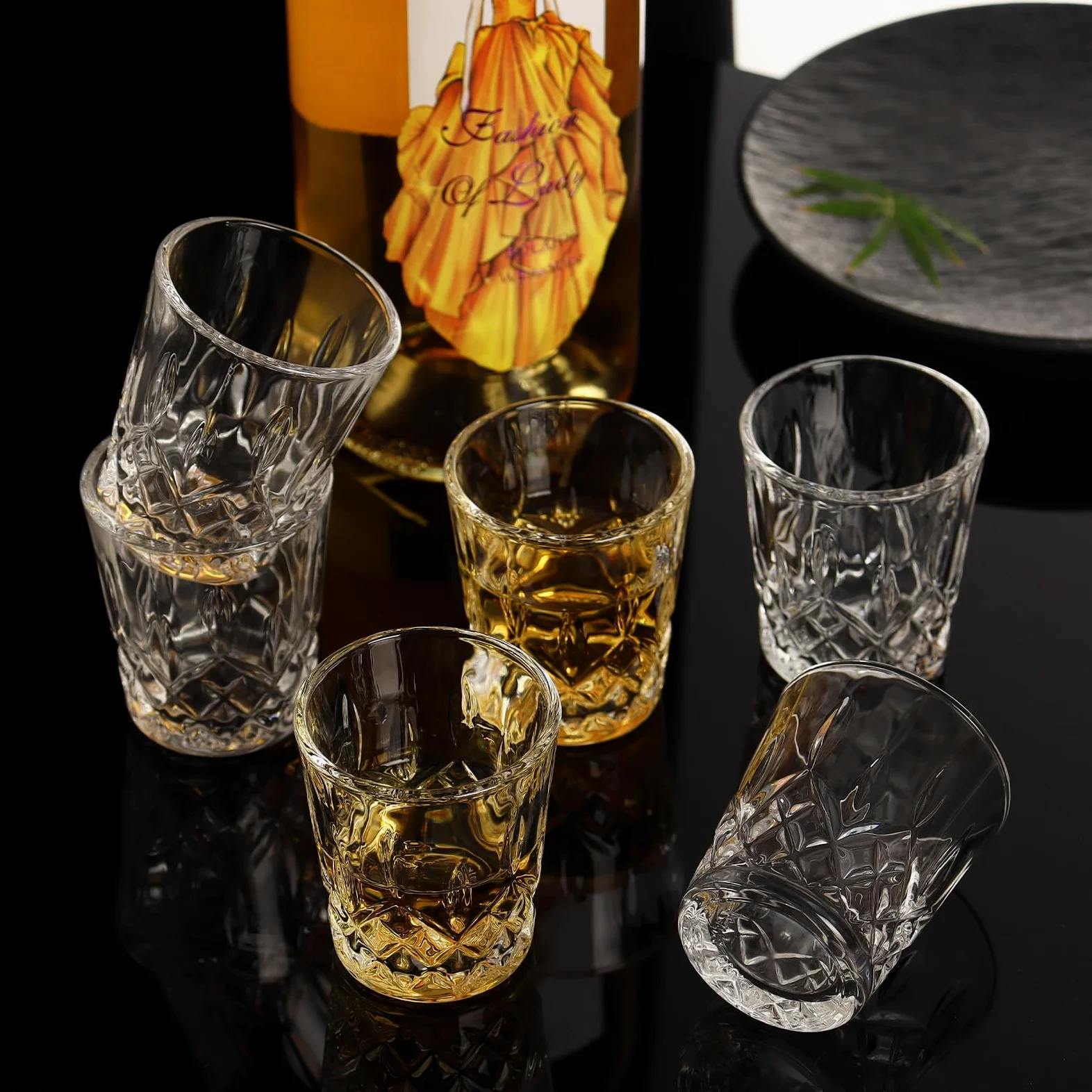 8 kieliszków do shotów wykonanych ze szkła kryształowego o pojemności 5.5cl - Możliwość mycia w zmywarce - Stabilność dzięki grubej podstawie