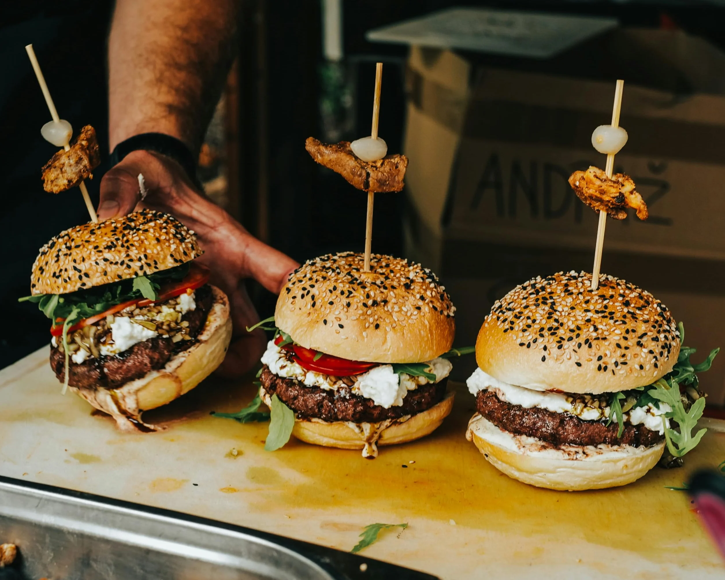 DREIBERG Zestaw do burgerów ze stali nierdzewnej wraz z szpatułką do grilla, dzwonkami do topienia, prasą do burgerów, smasher, posypką przypraw, książką z przepisami i papierem do pieczenia (9