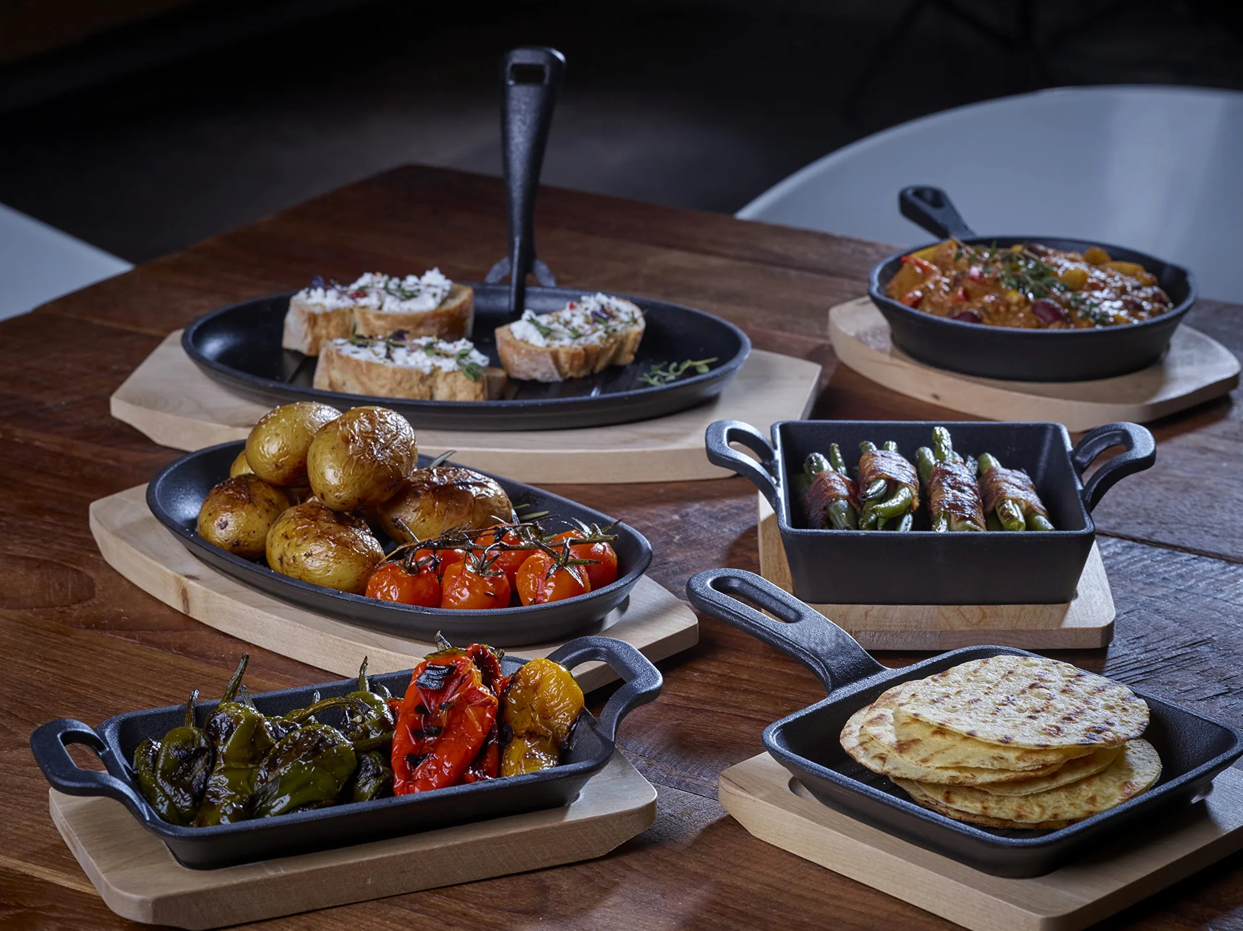 ECHTWERK Zestaw 4 żeliwnych patelni do serwowania, Mała patelnia grillowa z deską do serwowania, Zdejmowany uchwyt, Już upieczona, Nadaje się do piekarników, grilli, grillów i indukcji, Ø 24 x 14 cm
