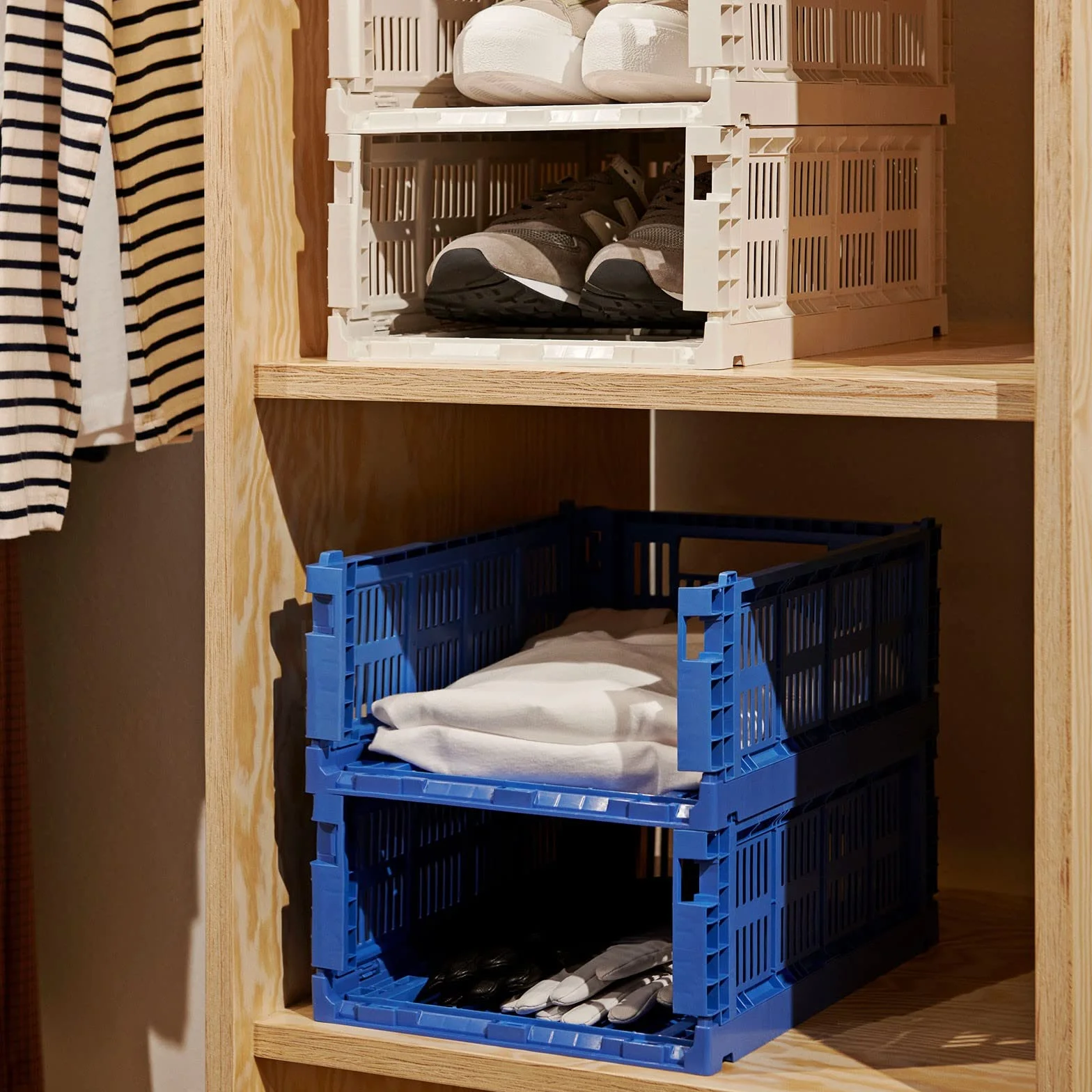 Hay Colour Crate 541457 skrzynka transportowa M z polipropylenu pochodzącego z recyklingu w kolorze Electric Blue, wymiary: 34,5 cm x 26,5 cm x 14 cm