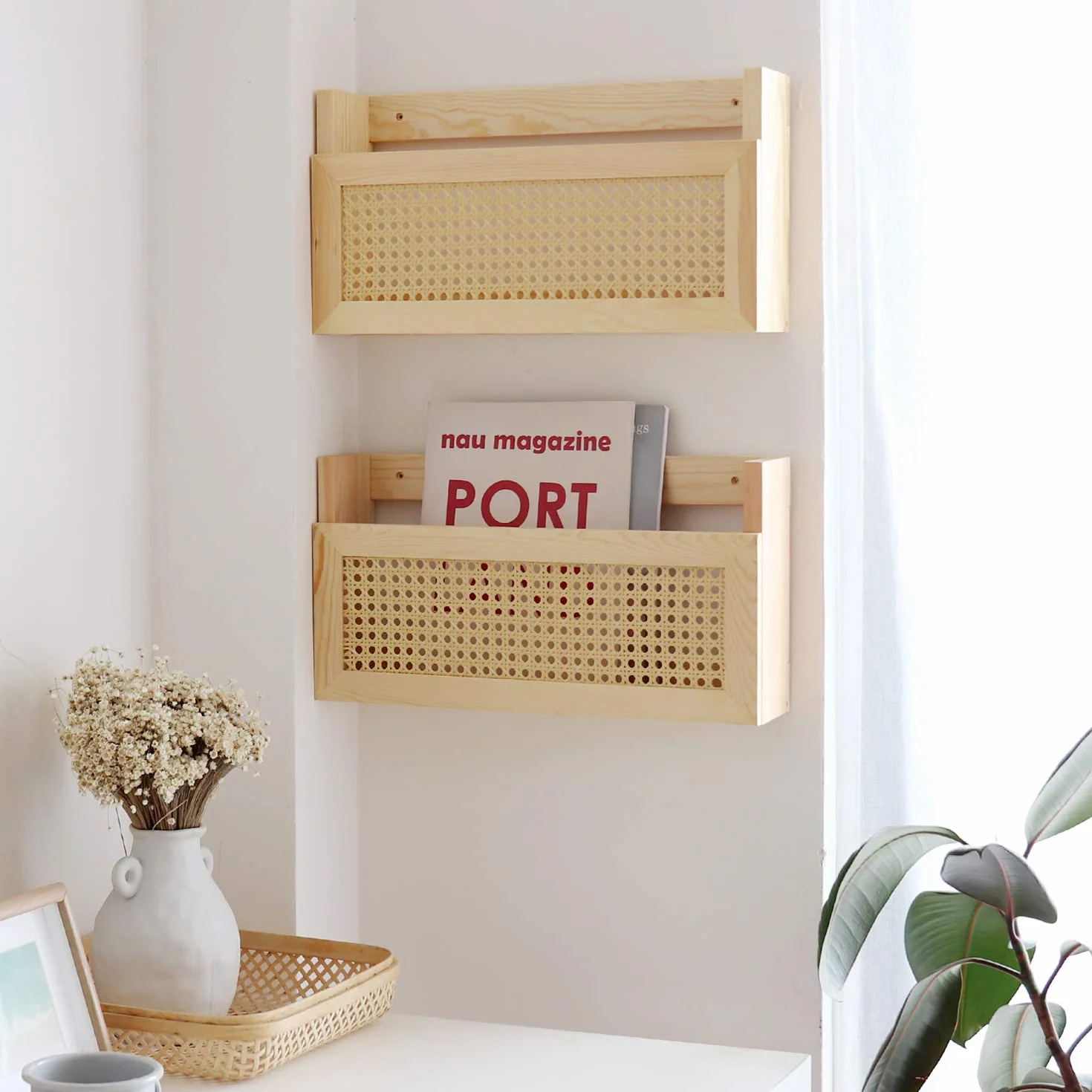 FIRADE Drewniany stojak ścienny na czasopisma z kratką rattanową PE, wymiary 44 x 10 x 24 cm, uchwyt na dokumenty do przedpokoju, salonu, poczekalni, pokoju dziecięcego, biura