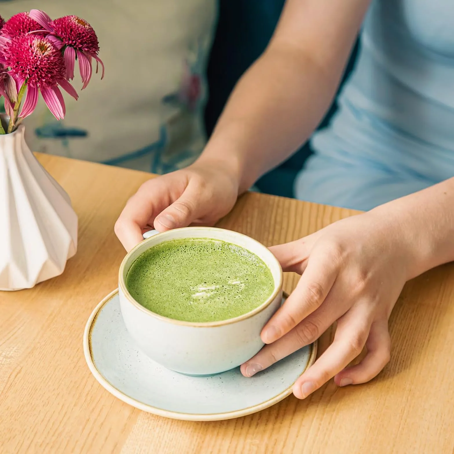 Zestaw 5-częściowy Matcha Set zawiera Matcha Besen i akcesoria - Matcha Tea Set z sitkiem do matchy stojakiem na trzepaczkę bambusową łyżeczką i miseczką do matchy - Idealny dla miłośników matchy jasn