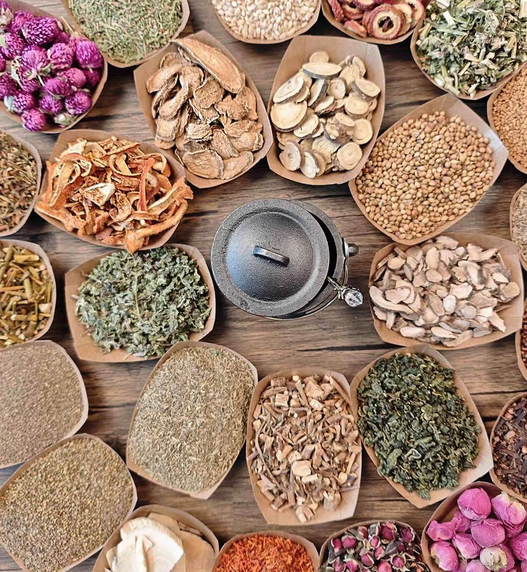 Magical Herbal Zestaw 30 suszonych ziół w torebkach z etykietami Kryształowe łyżki do rytuałów wicca, oczyszczania energii, zaklęć, duchowego uzdrawiania, tworzenia świec