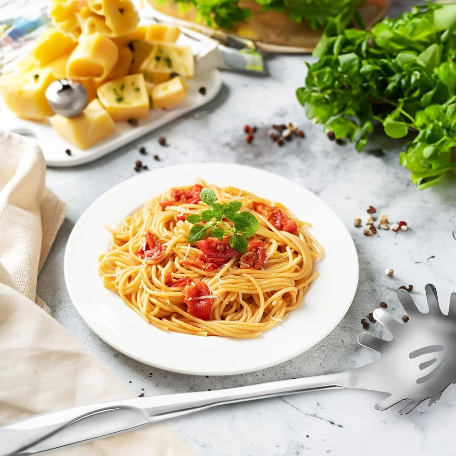1 łyżka do spaghetti, z 1 szczypcami do serwowania, łyżka do makaronu z zębami, łyżka do makaronu ze stali nierdzewnej, przyrząd do podnoszenia makaronu, łatwa obsługa i czyszczenie, 34,5 cm