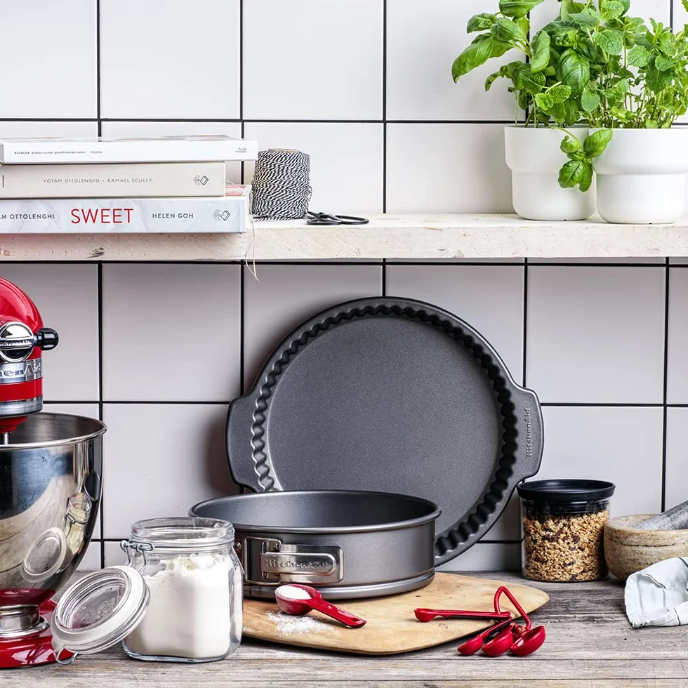 KitchenAid 2-częściowy zestaw form do pieczenia ze stali aluminiowanej, 20 cm i 24 cm, nieprzywierająca powłoka bez PFAS, nadaje się do piekarnika, mycia w zmywarce, kolor szary