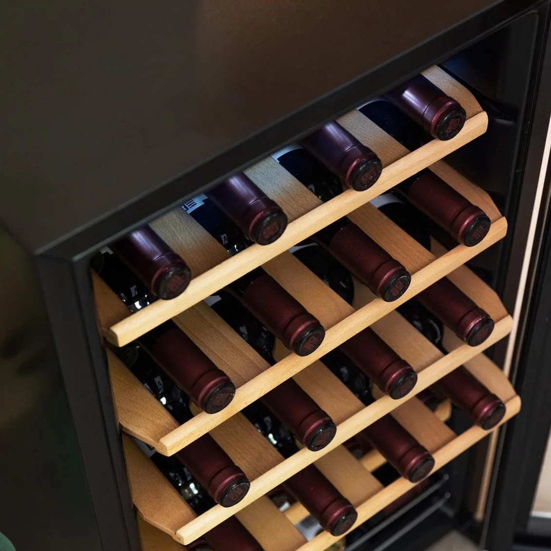 Cecotec Winiarnia, chłodziarka na wino, 24 butelki Bolero GrandSommelier 2450 Inox Compressor. Regulowana temperatura 5-18ºC, wysoka wydajność, cicha praca i brak wibracji